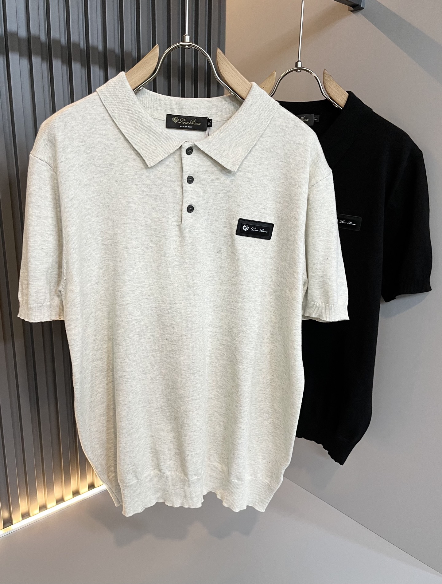 NO:427990,Loro Piana Nouyou Pianya 2025 Early Spring Men's Lapel Knitted Short Sleeve T-shirt, Full Quality!  !  The upper body is comfortable and breathable, not stiff, and the overall body has a rich three-dimensional feeling, quality export orders, and leather logo pattern design on the chest!  Customized exclusive knitted fabric tailoring to meet the simple needs of commuters for dressing. The upper body works well, looks slim and is not picky about the figure. The fabric workmanship is impeccable. Only good craftsmanship and good fabrics can make you feel good. It is a must-have item for everyone!  Size M-4XL, loro piana, T-shirt,tees, t-shirt,alexander wang19860909Loro Piana诺悠翩雅 2025早春男士最新的贸易订单翻领针织短袖T恤,全品相！！上身舒适透气,不僵硬,整体有着丰富的立体感,品质出口订单,胸前皮革logo图案设计！定制专属针织面料剪裁,满足通勤人们对于着装的简约需求,上身效果很好,显瘦,不挑剔身材.面料做工....无可挑剔,好工艺好面料才能穿出好品味一款,人手必备单品！尺码M-4XL,,loro piana,T-shirt,tees，t-shirt,alexander wang,Men's clothing