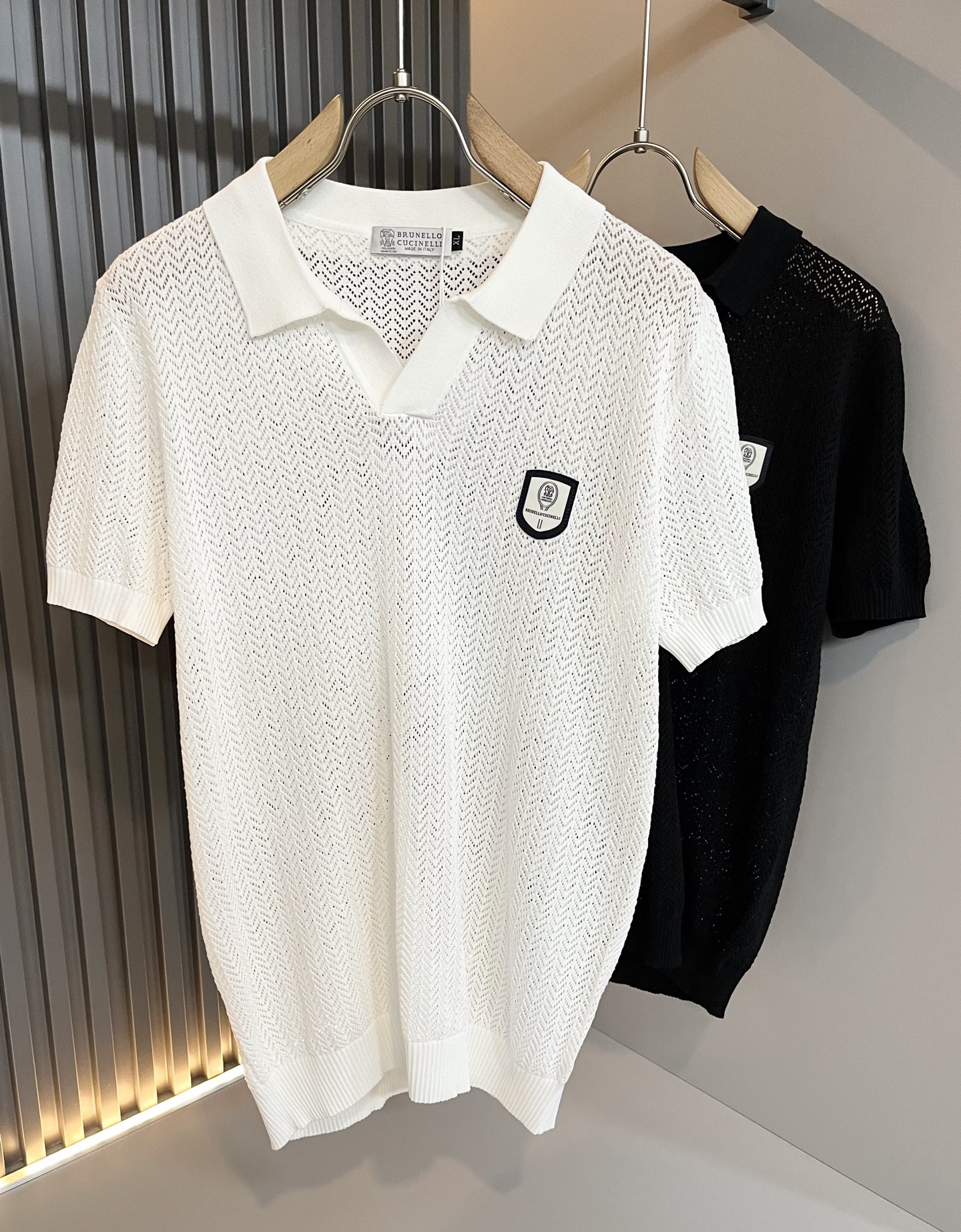 NO:427961,BC-Brunello Cucineli 2025 spring and summer new men's short-sleeved Yilit knitted Polo shirt, a fashionable and versatile item that many celebrities love to wear!  The logo on the chest is super good-looking. Friends who like classic and simple must not miss this one!  The calm and atmospheric brand style has always been favored by the upper class! It is also the best choice for fashionable items!  The upper body is so handsome, highly recommended!  !  !  In addition to its brand added value, the biggest attraction of this short sleeve is that this short sleeve has a high cost-effectiveness in terms of color and material!  Customized original exclusive Yilit knit material design!  Environmentally friendly washing, customized fabrics, pre-shrinkage treatment to ensure a crisp style. The combed cotton fabric feels super soft and smooth and sweat-absorbing!  The wash water does not deform, the feel is comfortable and smooth, the upper body is soft and comfortable, the classic fashionable lapel design is simple and not complicated, and it is very pleasing to the eye!  Code number M-4XL, brunello cucinelli, T-shirt, alexander wang19860909BC-Brunello Cucineli 2025春夏新款男士短袖伊力特针织Polo衫,众多明星都爱穿的时尚百搭单品！胸前LOGO超级好看,喜欢经典简约的朋友,一定不能错过了这款！沉稳大气的品牌风格一直以来备受上层人士的青睐!也是时尚单品的不二之选！ 上身帅到爆了,强烈推荐！！！这件短袖最大的吸引力除了他本身的品牌附加值,更加肯定的是这款短袖无论在颜色搭配还是材质上都有很高的性价比！ 定制原版专属伊力特针织材质设计！环保水洗,定制面料,预缩处理,确保版型的挺括,精梳棉面料手感超柔顺滑又吸汗！洗水不变形,手感舒适顺滑,上身柔和舒适,经典的时尚翻领设计,精简不繁,很是耐看！码数M-4XL,,brunello cucinelli,T-shirt,alexander wang,Men's clothing