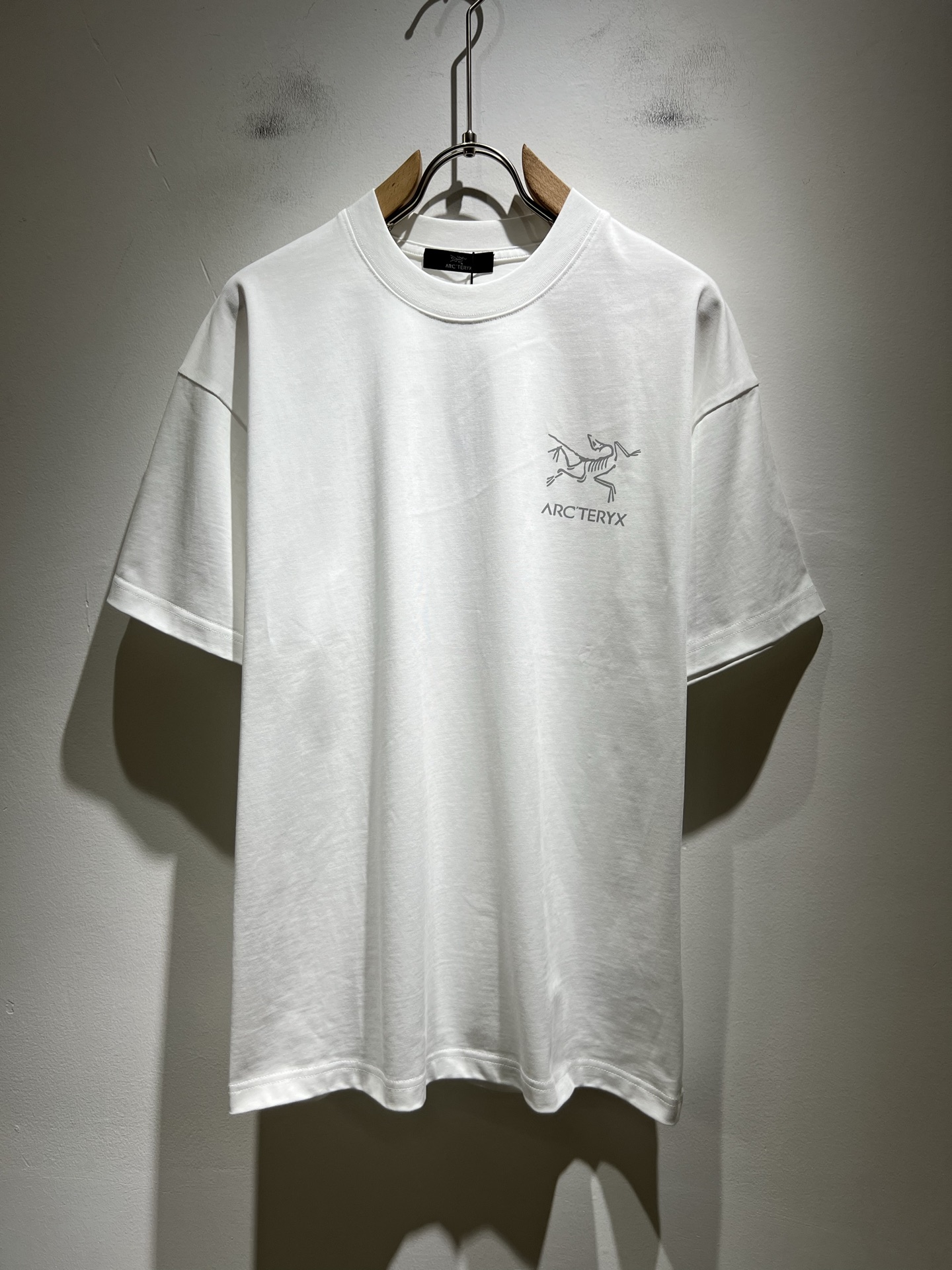 NO:430008,ARCTER*X Original Archaeological Bird 2025 spring and summer new short-sleeved T-shirt outdoor brands for men and women, perhaps the first thing that comes to mind is Canadian goose and Archaeological Bird. It gives people a feeling of trying out the label!  In addition to being quite accomplished in style design, the most obvious or most expert should be to have deeper and unique insights and attainments in fabrics. Through continuous structural research and problem-solving, and characterized by unique research on fabrics, these alone are enough to support it to become the first new logo brand image in the clothing manufacturing industry. This model uses air cotton material!  The fabric after the seiko blending feels smooth and soft, and it has both natural beauty and comfort. The large body style is cut cleanly and cleanly, and the fabric shows a different hazy structural beauty. It is made of exclusive mold customization. The fabric and its technology test the workers, can be smooth and smooth without wrinkles!  Logo logo pattern printing craft design!  It really tests the handmade work of every master!  It makes the whole clean and neat, without leaving any thread. Now men who pursue life are more refined in life!  Size M-3XL, arc'teryx, T-shirt,tees, t-shirt,alexander wang19860909ARCTER*X始*祖鸟 2025春夏新款男女同款短袖T恤户外品牌可能大家第一想到的就是加拿大鹅、始祖鸟.给人一种标签试的感觉！除了在款式设计上颇有造诣之外,最明显或者说最为拿手的,应该就是在面料上的拥有更深独特见解跟造诣了.通过不断地结构研究和问题处理,在以面料独特研究为特征,仅凭这些就已经足以支撑其成为服装制造行业中,首屈可数的新标志品牌形象.此款采用的空气棉材质！通过精工混纺之后的面料,手感细滑柔软,同时兼具自然美感跟舒适度.大身上版型裁剪简洁干净,面料上显现出了不一样朦胧的结构性美感来.独家开模定制而成,面料及其考验工人的技术,能做到平整服帖又不起皱！标志logo图案印花工艺设计！真的是很考验每位师傅的手工制作！使得整体干净利索,不留一丝线头.现在对于生活有所追求的男性也在生活中更为精致！尺码M-3XL,arc'teryx,T-shirt,tees，t-shirt,alexander wang,Men's clothing