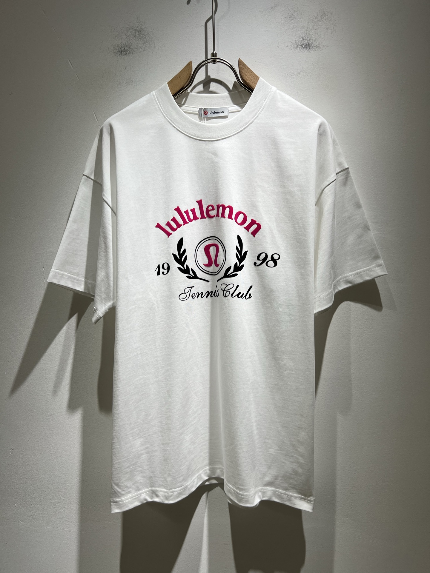 NO:428010,lululemon 2025 spring and summer new short-sleeved T-shirt for men and women, original Italian order channel, very personalized and high-end style, logo pattern velvet pressing technology design!  Couple pure cotton short-sleeved T-shirt!  !  The latest fashion trends and popular products are here, and it is another simple and high-end fashion item. It is a fashion product with very high-end outfit charm. It is a must-have item for fashion trends!  Original Italian manufacturer channels, special-level orders, and released at the same time as Hong Kong, Macao and Taiwan buyers. This model is also the latest popular product of Luo Yiweijia this year and the most classic product. Its specifications and grades are beyond doubt!  !  The choice is very diverse, and it can be said that this model naturally has a fresh and natural feeling, showing the brand charm and high-end feeling. The texture of this model is very good, and the heavy weight and brilliant skin-friendliness that can be seen with hands are even better, and it is a complete enjoyment of wearing!  !  Size: M-3XL, loewe, T-shirt,tees, t-shirt,alexander wang19860909lululemon 露露乐蒙 2025春夏新款男女同款短袖T恤,意大利原厂订单渠道,极具个性高级风,标志logo图案压绒工艺设计！情侣款纯棉短袖T恤！！最新时尚潮流人气产物驾到,又是一款简约高级的时尚单品,穿搭魅力十分高级不俗的时尚产物 ,时尚潮流必备单品！意大利原厂渠道,特供级别订单,同步港澳台买手店发布,此款也是罗意威家今年的最新人气产物,也是最经典的产物,其规格跟档次更是毋庸置疑！！ 选择极具多样化,言而喻此款自然具备那种清新自然的感觉,彰显品牌魅力与高级感,此款的质感十分的到位,用手可以感知的重磅跟出彩亲肤程度更是上佳,十足的穿着享受！！尺码: M-3XL,,loewe,T-shirt,tees，t-shirt,alexander wang,Men's clothing