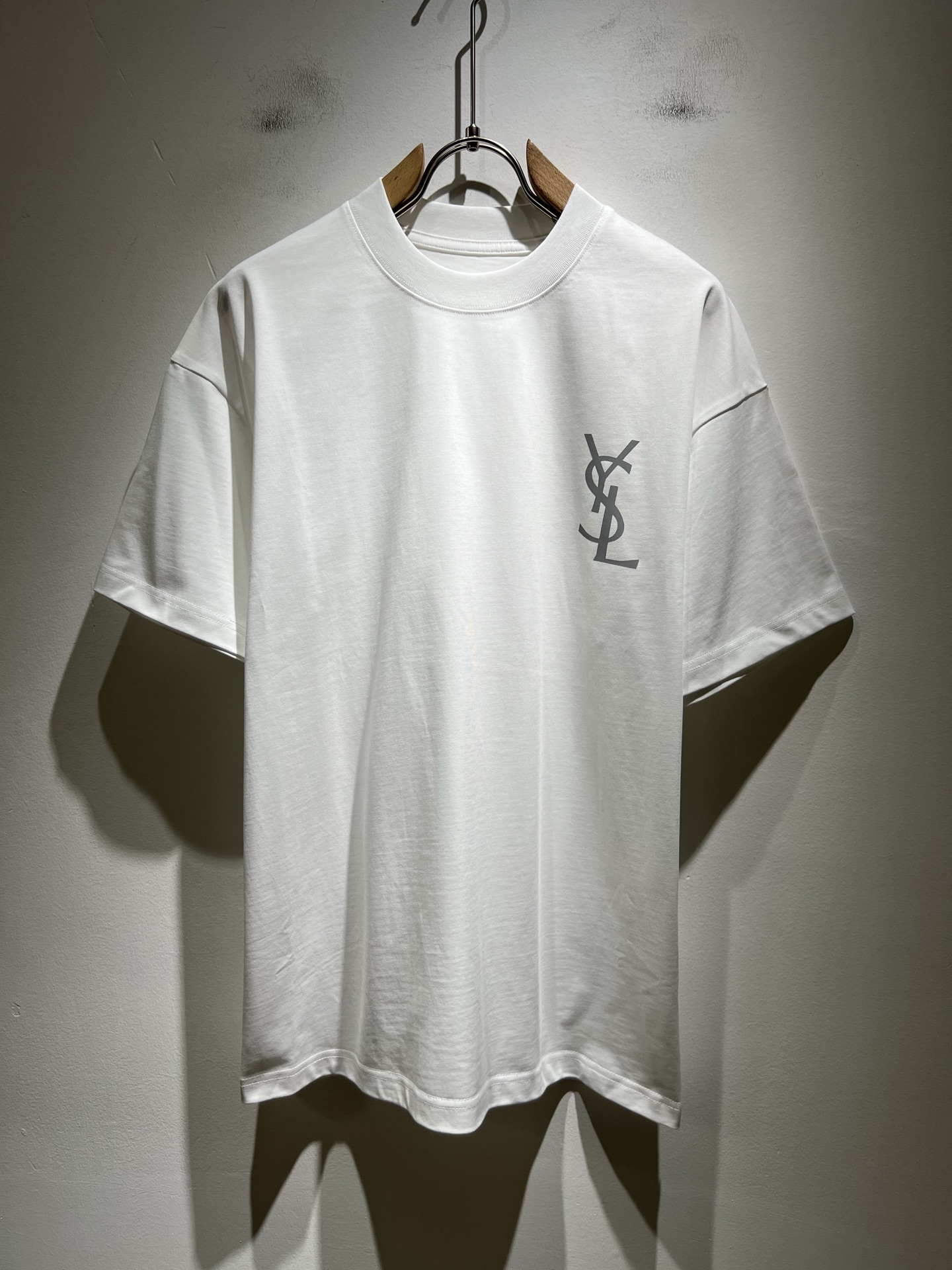NO:428034,SAINT LAURE*T Saint Laurent 2025 spring and summer new men's short-sleeved T-shirt, trendy light luxury new products debut, original single replica product, high-end quality, highest version of the market, Milan fashion designer model, sneak peek, exclusive on-site sale; original exclusive cotton fabrics are available for customers!  Simple, elegant and exquisite YSL letter logo printing technology design on the chest!  The upper body effect is excellent, and the comfortable and close body show your temperament!  Code number M-3XL, saint laurent, saint laurent, saint laurent, T-shirt, tees, t-shirt, alexander wang19860909SAINT LAURE*T 圣罗兰 2025春夏新款男士短袖T恤,潮流轻奢新品登场 原单复刻产物 高端品质 市场最高版本 米兰时装设计师款 先睹为快,独家现货发售；客供原版专属纯棉面料！胸前简单大气精致YSL字母logo印花工艺设计！上身效果超赞,舒适贴身彰显气质！码数M-3XL,,saint laurent,saint laurent,saint laurent,T-shirt,tees，t-shirt,alexander wang,Men's clothing