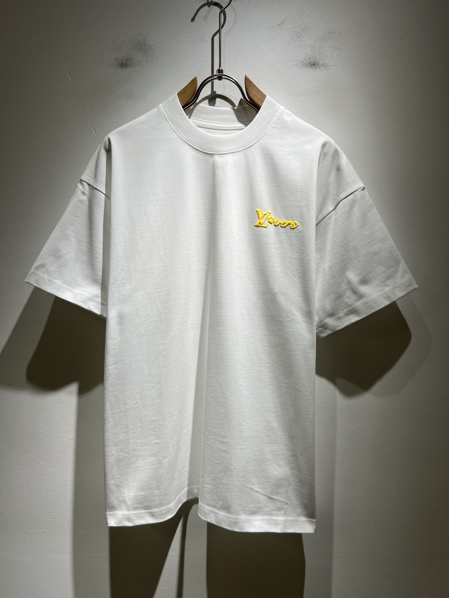 NO:430029,LouisVuitt*Louis*Deng The new series of products in 2025 spring and summer are launched, a very fashionable and avant-garde short-sleeved T-shirt for men and women, with logo pattern glue-touching!  Different from the past, it declares the design concept that has been passed down for many years in the brand!  Its eye-catchingness is no less than any classic style, perfectly presenting the fashionable, high-end and luxurious feeling in front of the world!  Made of imported 280 grams of cotton, selected high-quality pure cotton fabrics, soft and soft to the touch, the real thing is definitely beyond your imagination, close to the body and breathable, even if you sweat profusely, you will not feel greasy or stuffy, and will bring sweating and moisture absorption to the extreme!  Size M-3XL, louis vuitton,louis vuitton,t-shirt,tees,t-shirt,alexander wang19860909LouisVuitt*路易*登 2025春夏全新系列单品上线,非常时髦前卫的一款男女同款短袖T恤,标识logo图案压胶修饰！区别于以往的不同,宣示品牌传承多年的设计理念！其吸睛度完全不亚于任何经典款式,将时髦高级感与奢华感完美呈现在世人眼前！客供进口280克全棉材质制成,精选优质纯棉面料,触感软糯亲肤细腻,实物到手绝对超乎你的想象,贴身无比舒适透气,即便是汗流浃背也不会有腻身及闷热感可言,将排汗吸湿性发挥到了极致！尺码M-3XL,,louis vuitton,louis vuitton,T-shirt,tees，t-shirt,alexander wang,Men's clothing