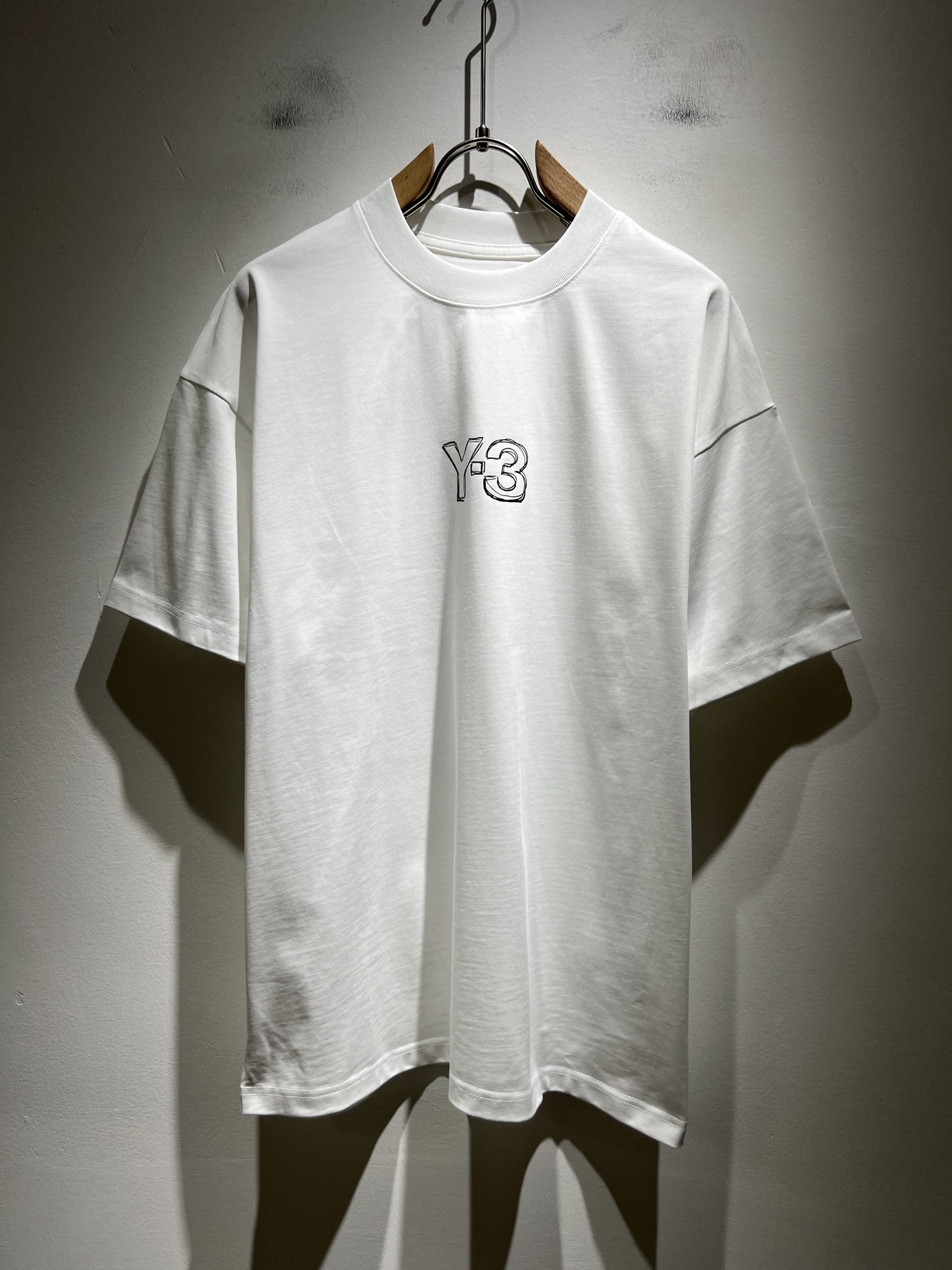 NO:428026,Y-3 Yamamoto *Yoji 2025 spring and summer new product for men and women the same style for old washing water short-sleeved T-shirt, one fabric has a very comfortable upper body. You must have it, and the counter is synchronized. The Y-3 letter logo print design for front and back of the body!  Trading company channel, fashionable and stylish upper body, full of energy!  Customized original 260g pure cotton fabric!  The feel is delicate and silky, and the texture gives you the ultimate wearing experience, without any weight bearing, and it also has strong breathable and quick drying. It is really an excellent choice in the hot summer!  The luxurious and attractive color scheme is full of the atmosphere of a big brand, the visual effect is unparalleled, the color fastness is impeccable, and the unique words are more pleasing to the eye-catching fashion charm!  The precise three-dimensional style is cut, and the upper body is super fashionable and stylish, creating a different street sports style!  Size M-3XL, T-shirt,tees,t-shirt,alexander wang19860909Y- 3山本*耀司 2025春夏新品男女同款做旧洗水短袖T恤 ,一面料上身舒适感非常好.炸街必须要拥有它,专柜同步.衣身前后Y-3字母logo印花设计！贸易公司渠道,上身时尚有型,精气神十足！定制原版260克纯棉面料！手感细腻丝滑,质感给你带来极致的穿着体验,毫无负重感,同时也极具强大的透气速干性,真是炎炎夏日里的绝佳之选！奢华耐看的配色充满了大牌气息,视觉效果无与伦比,色牢度更是无懈可击,独特的字样更养眼的时尚魅力值！精准立体的版型裁剪,上身超级时髦有型,打造出不一样的街头运动范儿！尺码M-3XL,,T-shirt,tees，t-shirt,alexander wang,Men's clothing