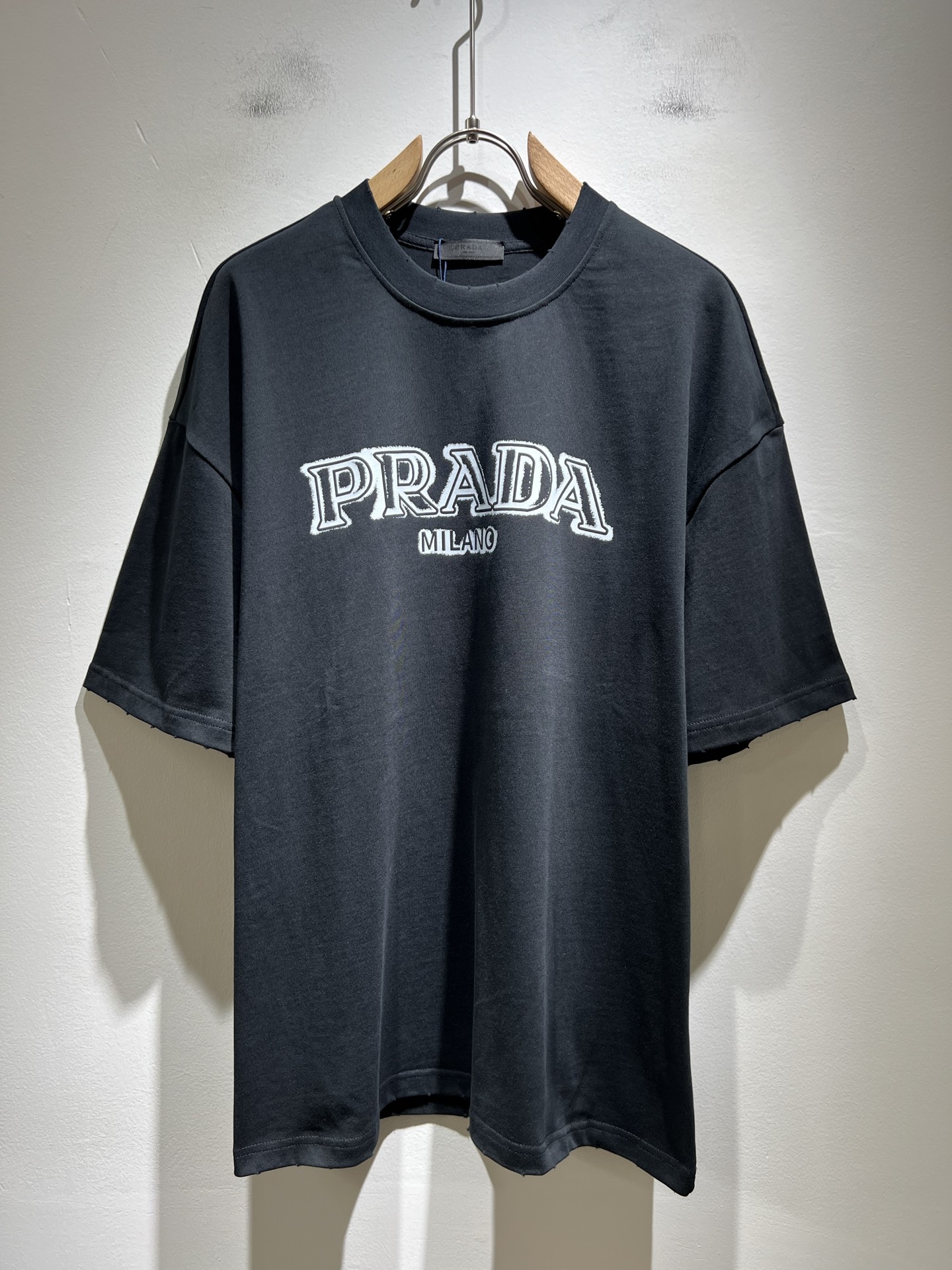 NO:432870,PRAD*A Pu*da 2025 spring and summer new short-sleeved T-shirt for men and women, the latest model is exclusively available on the entire network!  !  ~ It is classic and fashionable and versatile, who doesn’t like it? It will show the classic again. It is very pleasing to the eye and comes with a low luxury halo and recognition!  Pr*da's traditional brand concept and modern advanced technology are perfectly combined. Coupled with the extremely modern and simple design, P-family exclusive logo pattern printing design!  Customized 100% imported pure cotton fabric!  The texture of this model is quite touching, the specifications and grades are known with tentacles. The degree of delicateness and breathability are top-notch!  Size M-3XL, prada, T-shirt,tees, t-shirt,alexander wang19860909PRAD*A普*达2025春夏新款男女同款短袖T恤,最新款全网独家首上！！~既经典有时尚百搭,谁不爱啊,将经典再次展现,非常的耐看,自带低奢光环与辨识度！Pr*da传统的品牌理念和现代化的先进技术进行了完美结合.加上极其现代摩登风范的简约设计,p家专属logo图案印花设计！定制百分百进口纯棉面料！此款的质感相当感人 触手便知规格档次 细腻程度与透气效果堪称顶级！尺码M-3XL,,prada,T-shirt,tees，t-shirt,alexander wang,Men's clothing