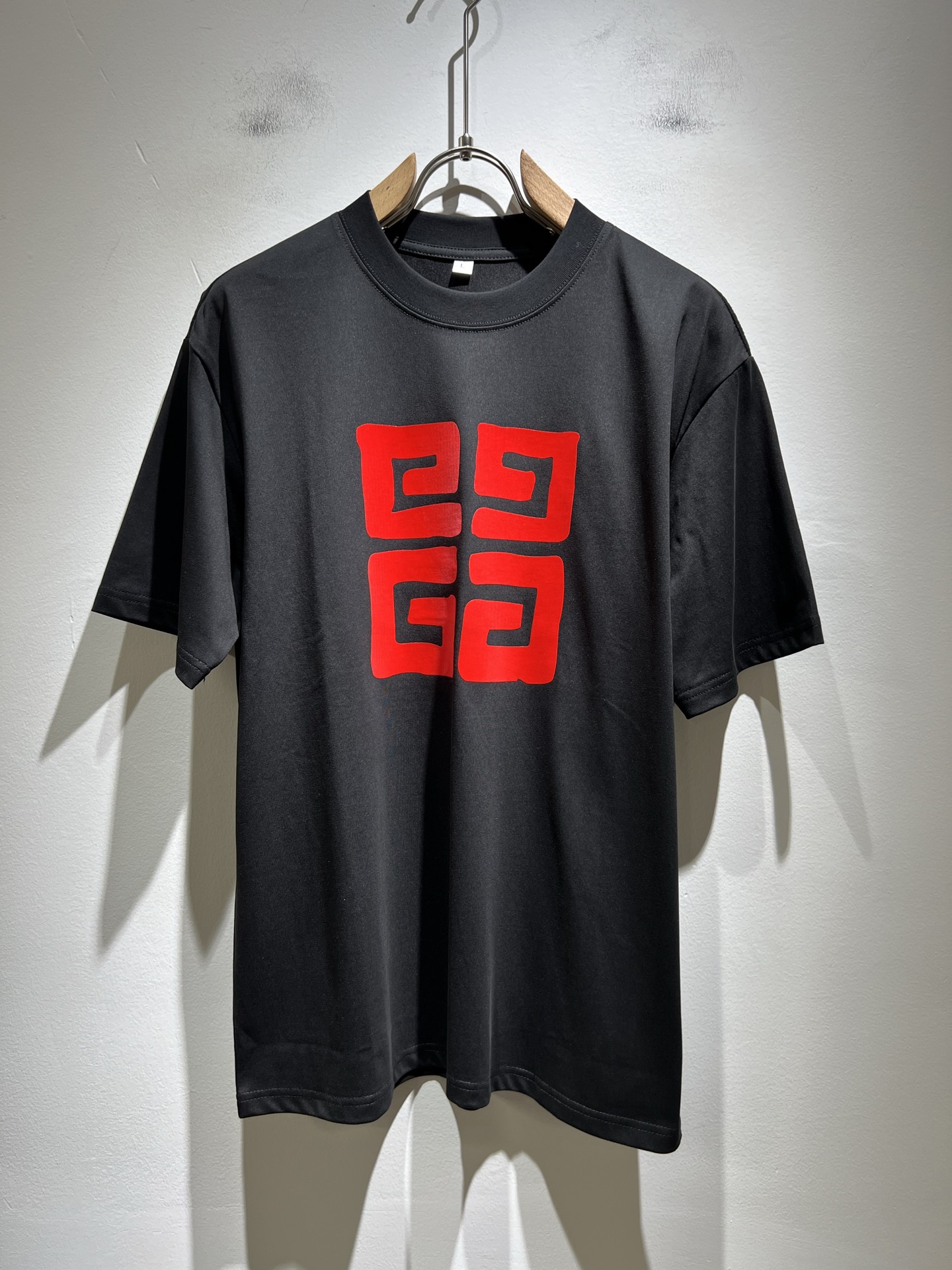 NO:428030,Giv*chy/Ji*xi's new short-sleeved T-shirt for men and women in spring and summer, the main creator has injected new fashion energy into fashion. By exploring various themes and sexy charm, it is highly recognizable and leads the new street fashion trend. This model is the exclusive outstanding design element of G's family, with a logo pattern velvet design!  Perfect fusion, clear and restored patterns, showing the elegant style of the brand. The original 260g pure cotton material is made of solid and high-end fabric, and the upper body can be easily controlled, showing the casual and fashionable charm. Size M-4XL, gucci, T-shirt, tees, t-shirt, alexander wang19860909Giv*chy/纪*希2025春夏新款男女同款短袖T恤,主创时尚注入了全新时尚能量.通过探索各种题材和性感魅力,极具辨识度,引领全新街头时尚潮流.该款是G家独家的出彩设计元素,设计标识logo图案压绒设计！完美融合,图案清晰还原度极高,彰显品牌优雅格调.选用原版260g纯棉材质,面料紧实高级,上身均可轻松驾驭,展现休闲自在时尚魅力.尺码M-4XL,,gucci,T-shirt,tees，t-shirt,alexander wang,Men's clothing