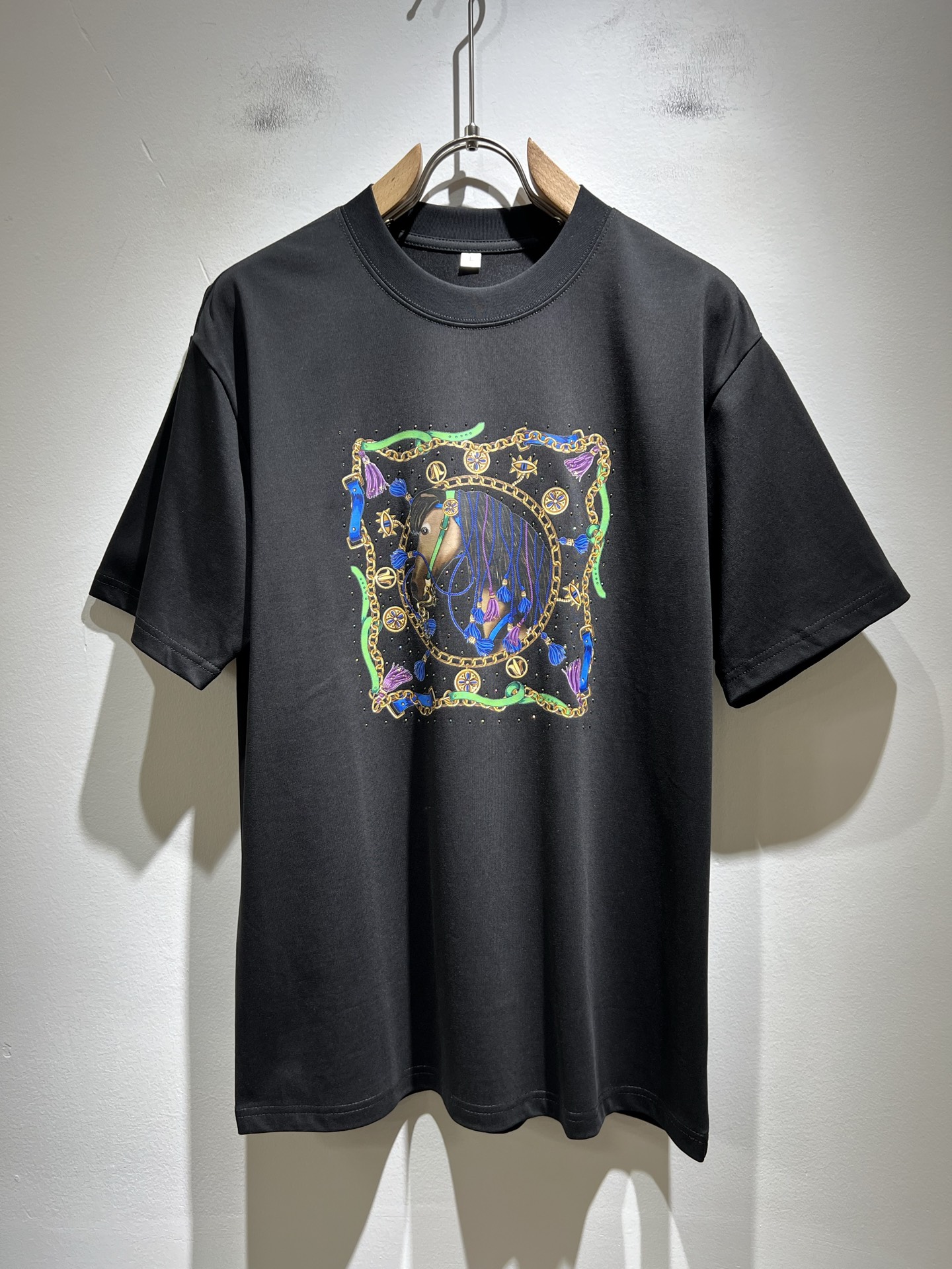 NO:428022,Her*mes 2025 spring and summer new short-sleeved T-shirt for men and women, a brand new upgraded versatile basic style, low-key and luxurious, and a choice of character!  Select high-quality and selected pure cotton fabrics!  Created, enjoy a relaxed and comfortable wearing experience, with super vertical performance, the iconic logo is highly artistic and has a design of the iconic logo with a meticulous craftsmanship and high recognition, showing the new brand micro-label culture!  Classic perfect layout design, precise and in place for cutting. Simple and atmospheric style, and can show fashionable charm in daily leisure life. Size M-4XL, T-shirt,tees, t-shirt,alexander wang19860909Her*mes爱*仕2025春夏新款男女同款短袖T恤,全新升级百搭基础款,低调奢华,品格之选！甄选优质精选纯棉面料！打造而成,享受轻松自在的穿着体验,有着超强的垂直性能 艺术感极强标志性logo压胶烫钻工艺设计,工艺细致,辨识度极高,展现全新品牌微标文化！经典完美版型设计,在裁剪上精准到位.简约大气风格,又能在日常休闲生活中展现时尚魅力.尺码M-4XL,,T-shirt,tees，t-shirt,alexander wang,Men's clothing