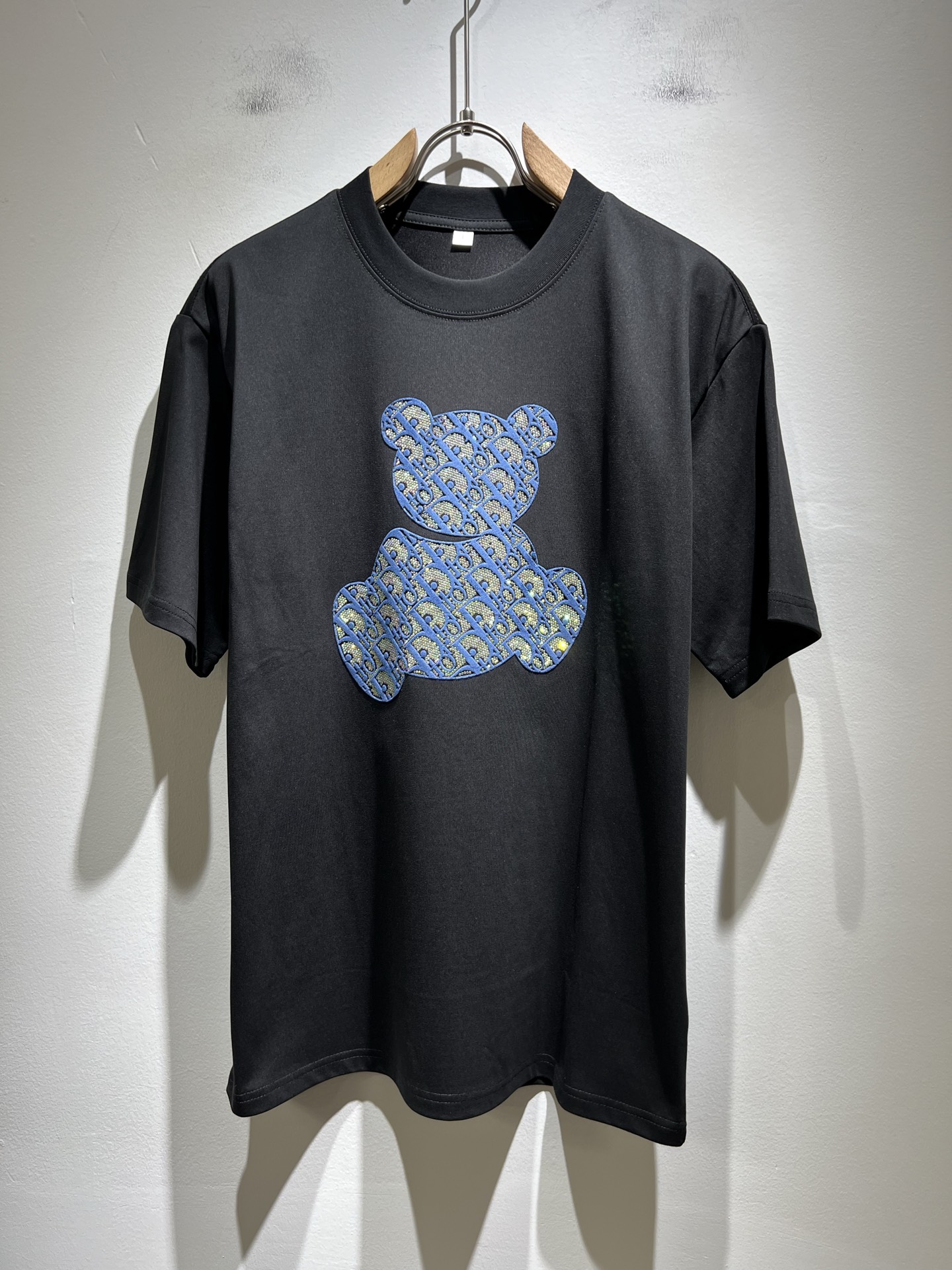 NO:428014,Dio*Dijia 2025 spring and summer new short-sleeved T-shirt for men and women, and the counter is available at the same time!  Customized exclusive 260g pure cotton fabric, customized original craft threads, chest logo pattern ironing craft design!  Simple and generous, calm and versatile, extremely high-end, perfectly integrated with fashion and style, a top fashionable style that perfectly suits the outside wear!  The overall feeling is natural!  The ultimate classic versatile short-sleeved T-shirt adopts the latest three-dimensional logo ironing elements design!  The ultimate perfection of heavy industry!  Fans who pursue high quality are please buy them by themselves, and all fans who know the goods are invited to appreciate this model together!  !  Color black white Size M-4XL,,dior,dior,T-shirt,tees,t-shirt,alexander wang19860909Dio*迪家 2025春夏新款男女同款短袖T恤,专柜同步发售！定制专属260克纯棉面料,定制原版工艺螺纹,胸前logo图案烫钻工艺设计！简约大方,从容百搭,档次极高,完美融入时尚还有风情感一款完美符合外穿的顶尖时髦气质款！整体给人浑然天成的感觉！极致经典的百搭型短袖T恤,采用最新的立体logo烫钻元素设计！极致的重工极致的完美！追求高品质的粉丝们请自行抢购,诚邀所有识货的粉丝一同鉴赏此款！！颜色黑色 白色 尺码M-4XL,,dior,dior,T-shirt,tees，t-shirt,alexander wang,Men's clothing