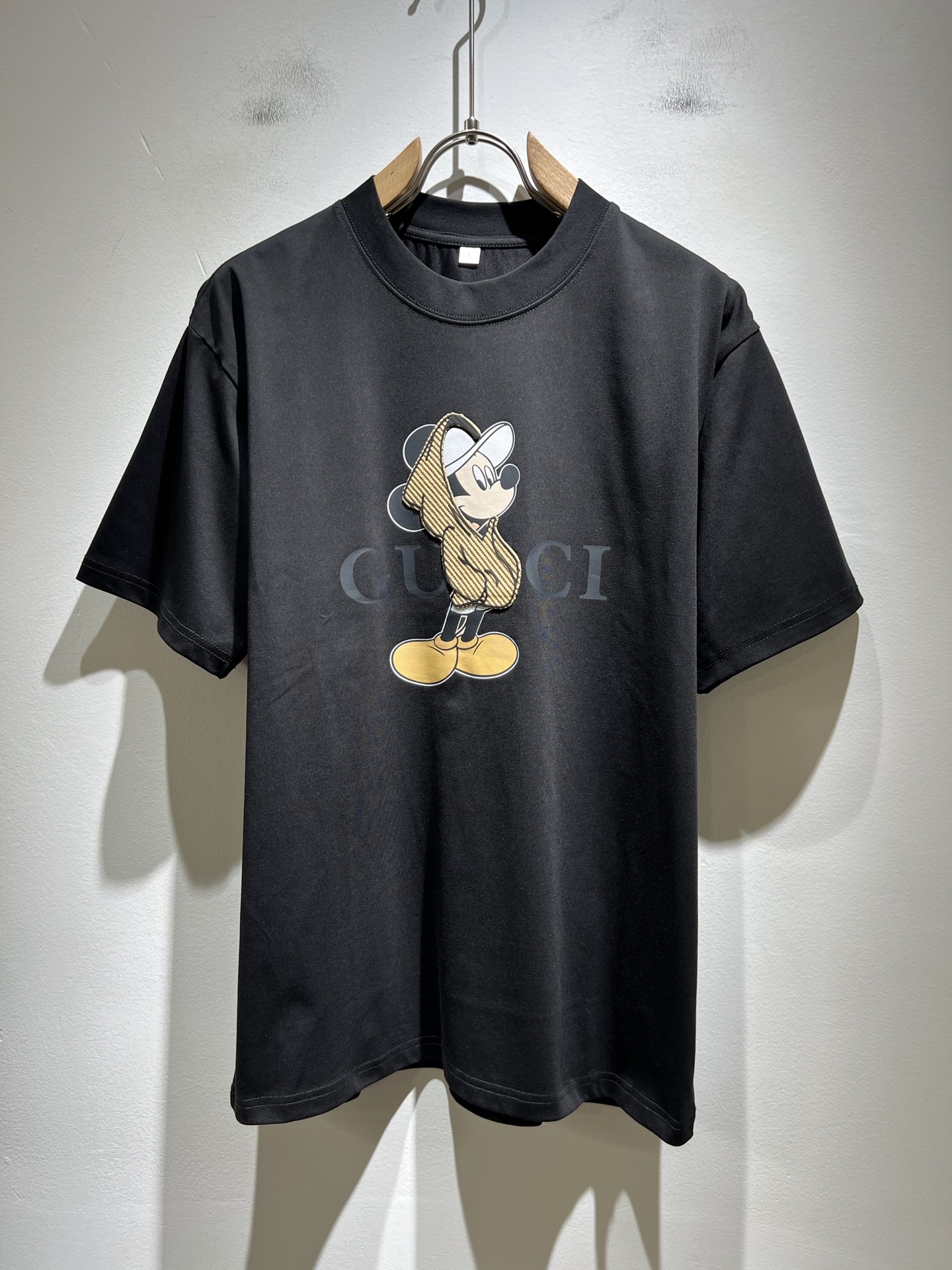 NO:428045,Gucc* Gujia 2025 spring and summer new style for men and women couples casual loose cotton round neck short-sleeved T-shirt!  Trading companies have sparse channels and are released on the official website at the same time!  The latest series of spring and summer 2025, classic fashion design elements, injecting full vitality into the new series. This T-shirt is carefully selected for imported cotton fabrics. The fabric feels skin-friendly and soft and delicate, and the body is panoramic logo pressing design!  It has an extremely comfortable and breathable wearing experience. The whole item is very eye-catching and fashionable, and is deeply loved by young people today!  The loose round neck cut is a neutral style regardless of age and gender, suitable for matching all the styles and looks you need in your daily life!  It is recommended to wear couple outfits to go out on the street to make it more pleasing to the eye!  Size M-4XL, gucci, gucci, T-shirt, tees, t-shirt, alexander wang19860909Gucc*古家 2025春夏新款男女同情侣款休闲宽松棉质圆领短袖T恤衫！贸易公司渠道稀出,同步官网发售 ！ 2025春夏最新系列,经典时尚设计元素,为全新系列注入满满活力,这款T恤衫用心甄选客供进口棉面料制成,面料手感亲肤柔软细腻,衣身全景logo压胶设计！拥有着无比舒适透气性的穿着体验,整件单品极具吸睛度与时尚感,深受当下年轻人的喜爱！基础宽松的圆领版型裁剪,不分年龄与性别的中性款式,适合搭配你日常所需的所有风格与造型！建议搭配情侣装出街会更为养眼出色！尺码M-4XL,,gucci,gucci,T-shirt,tees，t-shirt,alexander wang,Men's clothing