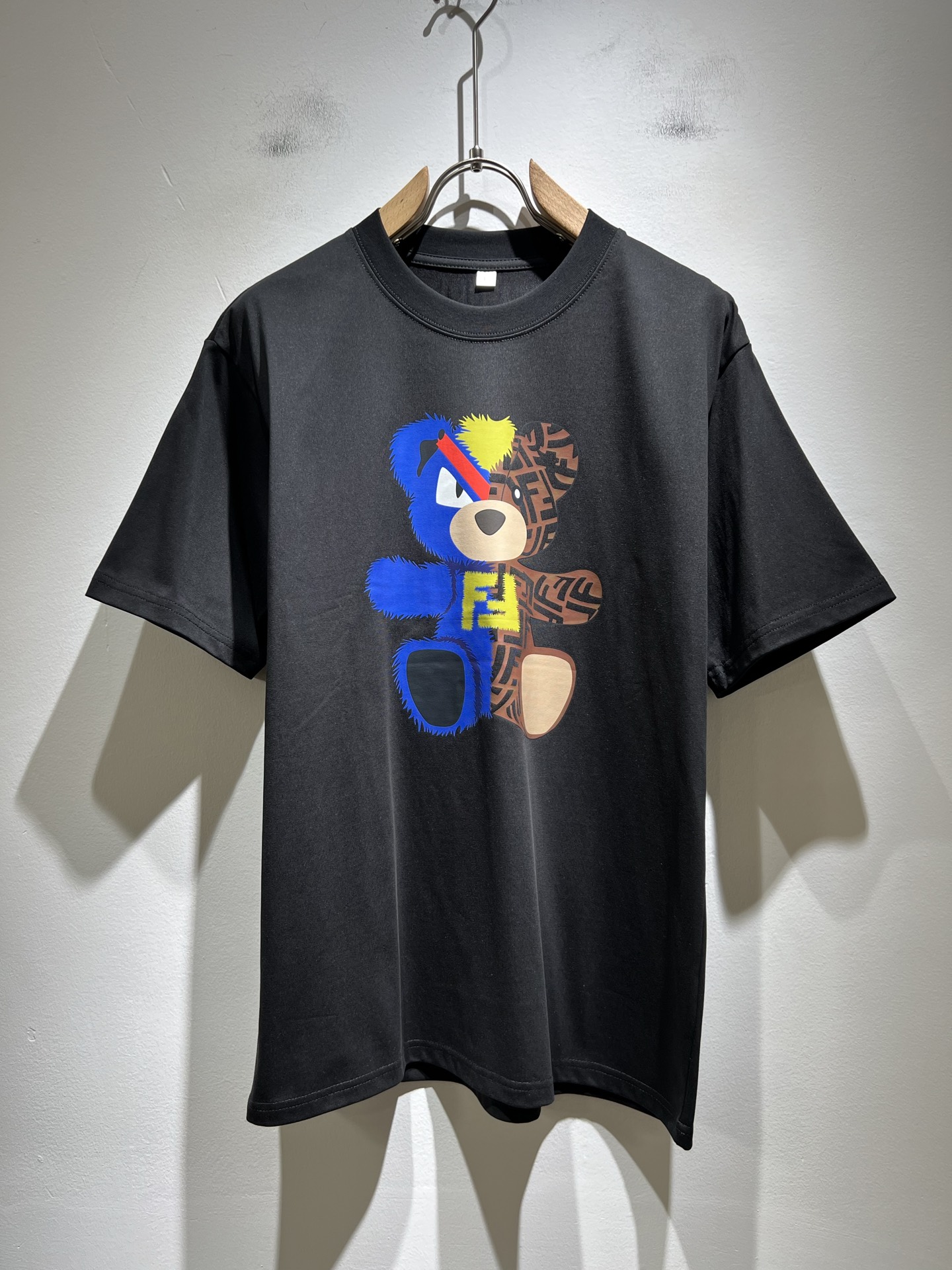 NO:428037,FEN*I FEN*Di's new spring and summer 2025 FD family FF men and women T-shirts, versatile and minimalist short sleeves. Original Italian orders, popular FD family items, simple and pure colors. The FD family's enduring iconic products, high-quality products with full representation and full specifications, and high-quality products that all FD fans are worth buying!  Pure Yidian channel orders, high-end and popular products from the FD family, very popular items at the moment, and iconic letter logo pattern glue-on modification!  High-end goods worth keeping and giving away to others!  It is trendy and beautiful, with a full sense of trendy atmosphere, and has a very high level and specifications. It uses a very classic black and white color combination, giving people a strong visual impact and has a very high recognition. It is top-quality exclusive pure cotton fabric, created with a soft, delicate and comfortable touch, and has a very high-end and classy appearance!  Perfectly interprets the charm of the brand and leaves a deep impression. It is more fashionable and charming. It has simple, elegant and fashionable upper body, and is even more stressful for outfits!  The inner wear alone is very delicious and beautiful scenery that cannot be ignored!  Size M-4XL, fendi,dior,T-shirt,tees,t-shirt,alexander wang19860909FEN*I 芬*迪2025春夏新款FD家族FF男女同款T恤,男女同款百搭极简短袖.意大利原厂订单,FD家族人气单品,简约纯色系打造.FD家族经久不衰的标志性臻品,代表性十足,规格感十足的精品,所有FD粉丝都值得抢购的精品！纯正意代渠道订单,FD家族的高奢人气爆款产物,当下十分火爆的单品,标志性字母logo图案压胶修饰！值得自留和送人的高端货！新潮又好看,潮流气息感十足,档次规格感极高,并且采用十分经典的的黑白双色搭配,给人的视觉冲击感相当强烈,有着极高的辨识度,顶级专属纯棉面料,打造,触感柔软细腻舒适,品相相当高级有档次！完美诠释品牌魅力,给人留下深刻印象.更具时尚与韵味,上身简约大方时尚,对于穿搭更是毫无压力！单穿内搭都极有味道,不可忽视的靓丽风景线！ 尺码M-4XL,,fendi,dior,T-shirt,tees，t-shirt,alexander wang,Men's clothing