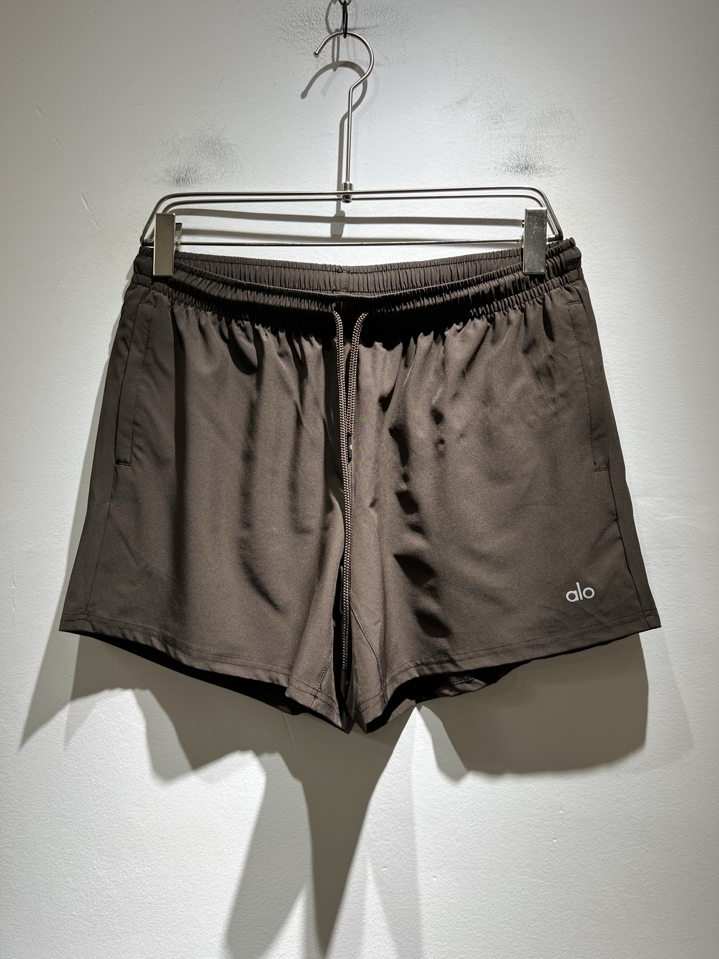 NO:428008,Alo 2025 spring and summer new men's casual shorts, a high-end quality choice... A versatile trousers that combine casual pants are also an indispensable matching tool in men's wardrobe. It is a classic style with practical wear!  The design style of the whole casual pants is simple and fashionable, which is very consistent with the low-luxury style setting, has excellent skin-friendly value, is easy to wear, and is full of detail!  Classic logo logo print pattern design!  This trousers are made of high-quality polyester fiber fabric. The fabric is comfortable, soft and delicate, and has a good vertical feeling. It looks very textured and has a high-end charm. The first-class and exquisite style cutting, the line is delicate, smooth and neat, and the casual and casual pants look good no matter how you match it. If you like it, buy it now. Good products are not waiting for anyone!  Size S-XL, shorts, alexander wang19860909Alo 2025春夏新款男士休闲短裤,高端品质之选……一款休闲裤兼备的百搭裤装,也是男士衣橱里不可缺少的搭配神器,属于实穿型的经典款式！整条休闲裤的设计风格简洁时尚,非常符合低奢的风格设定,亲肤值优越,穿着方便,细节感十足！经典标识logo印花图案设计！此款裤装采用优质聚酯纤维面料打造而成,面料舒服,手感柔软细腻,有着很好的垂直感,看上去非常有质感,细品高级韵味十足.一流精湛的版型裁剪,走线细致平顺工整,休闲随意怎么搭配都好看的裤装,喜欢的赶紧入手吧,好货可不等人！尺码S-XL,,shorts,alexander wang,Men's clothing