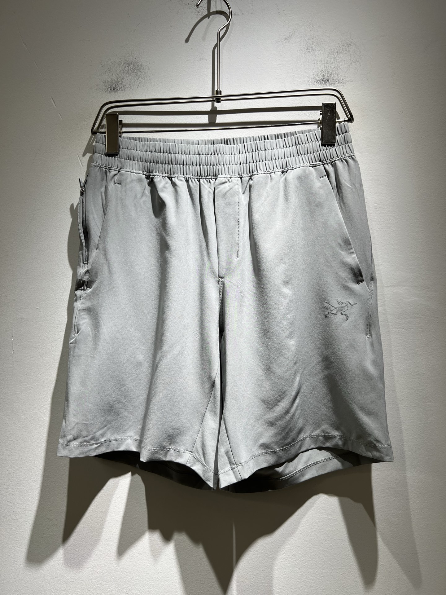 NO:428017,ARCTER*X Original Archaeological Bird 2025 spring and summer new casual sports style casual shorts, outdoor brands may first think of Canadian goose and Archaeological Bird. It gives people a feeling of trying out the label!  In addition to having great attainments in style design, the most obvious or best-known one should be to have deeper and unique insights and attainments in fabrics. Through continuous structural research and problem-solving, the trouser leg printing logo pattern design!  With unique research on fabrics, these alone are enough to support it to become the first new logo brand image in the clothing manufacturing industry. This model uses a fine blended fabric, which feels smooth and soft, and has both natural beauty and comfort. The large body style is cut cleanly and clean, and the fabric shows a different hazy structural beauty. It is made of exclusive mold customization. The fabric and its technology tests workers, can be smooth and smooth without wrinkles. The trouser legs are simple printed logo pattern design!  It really tests the handmade work of every master!  Make the overall clean and neat, without leaving a trace of thread. Nowadays, men who pursue life are more refined in life, size M-3XL, arc'teryx, shorts, alexander wang19860909ARCTER*X始*祖鸟 2025春夏新款休闲运动风格休闲短裤裤,户外品牌可能大家第一想到的就是加拿大鹅、始祖鸟.给人一种标签试的感觉！除了在款式设计上颇有造诣之外,最明显或者说最为拿手的,应该就是在面料上的拥有更深独特见解跟造诣了.通过不断地结构研究和问题处理,裤腿印花logo图案设计！在以面料独特研究为特征,仅凭这些就已经足以支撑其成为服装制造行业中,首屈可数的新标志品牌形象.此款采用精工混纺面料,手感细滑柔软,同时兼具自然美感跟舒适度.大身上版型裁剪简洁干净,面料上显现出了不一样朦胧的结构性美感来.独家开模定制而成,面料及其考验工人的技术,能做到平整服帖又不起皱,裤腿简单印花logo图案设计！真的是很考验每位师傅的手工制作！使得整体干净利索,不留一丝线头.现在对于生活有所追求的男性也在生活中更为精致,尺码M-3XL,arc'teryx,shorts,alexander wang,Men's clothing