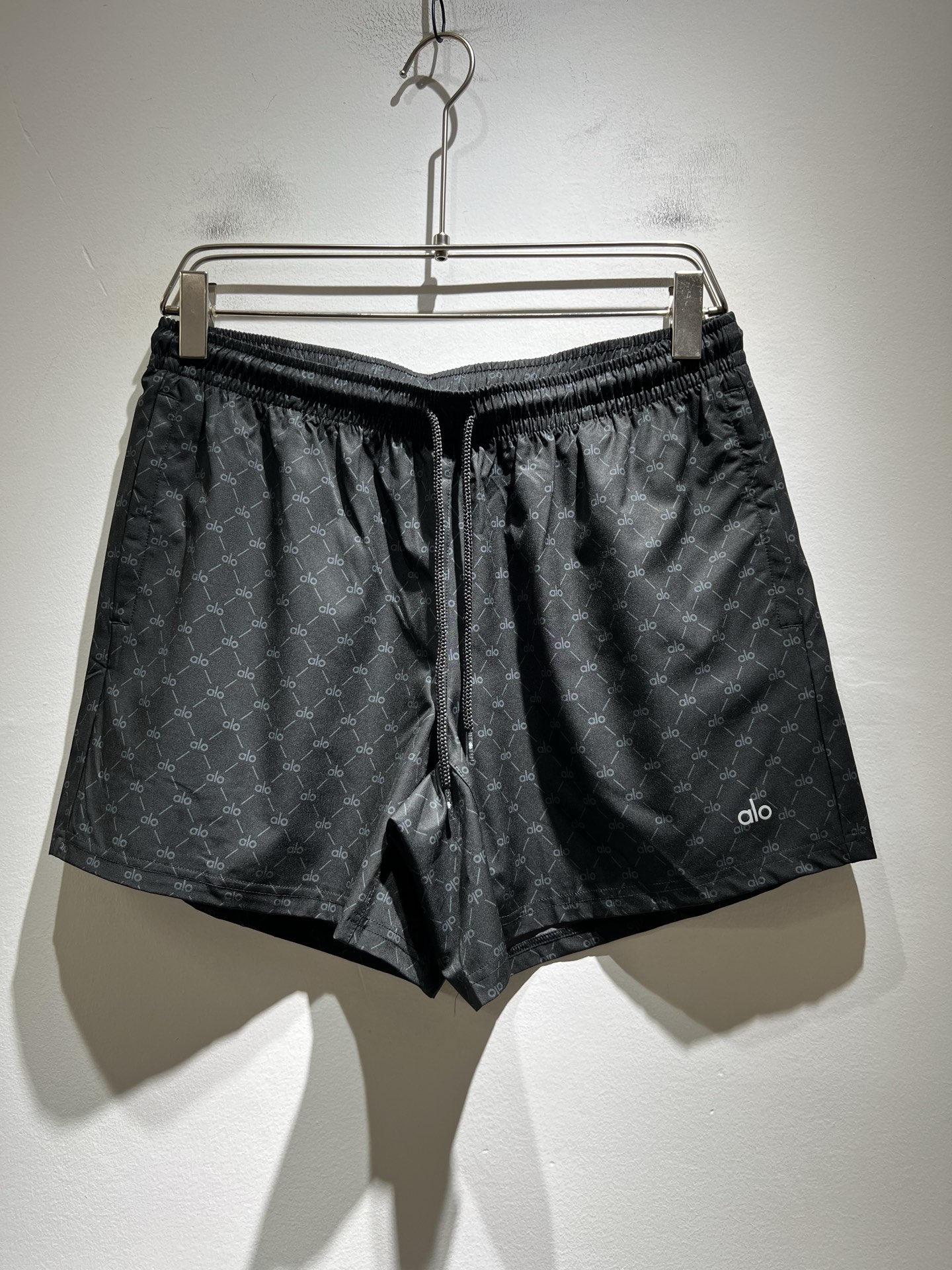 NO:428033,Alo 2025 spring and summer new men's casual shorts, a high-end quality choice... A versatile trousers that combine casual pants are also an indispensable matching tool in men's wardrobe. It is a classic style with practical wear!  The design style of the whole casual pants is simple and fashionable, which is very consistent with the low-luxury style setting, has excellent skin-friendly value, is easy to wear, and is full of detail!  Classic logo logo print pattern design!  This trousers are made of high-quality polyester fiber fabric. The fabric is comfortable, soft and delicate, and has a good vertical feeling. It looks very textured and has a high-end charm. The first-class and exquisite style cutting, the line is delicate, smooth and neat, and the casual and casual pants look good no matter how you match it. If you like it, buy it now. Good products are not waiting for anyone!  Size S-XL, shorts, alexander wang19860909Alo 2025春夏新款男士休闲短裤,高端品质之选……一款休闲裤兼备的百搭裤装,也是男士衣橱里不可缺少的搭配神器,属于实穿型的经典款式！整条休闲裤的设计风格简洁时尚,非常符合低奢的风格设定,亲肤值优越,穿着方便,细节感十足！经典标识logo印花图案设计！此款裤装采用优质聚酯纤维面料打造而成,面料舒服,手感柔软细腻,有着很好的垂直感,看上去非常有质感,细品高级韵味十足.一流精湛的版型裁剪,走线细致平顺工整,休闲随意怎么搭配都好看的裤装,喜欢的赶紧入手吧,好货可不等人！尺码S-XL,,shorts,alexander wang,Men's clothing