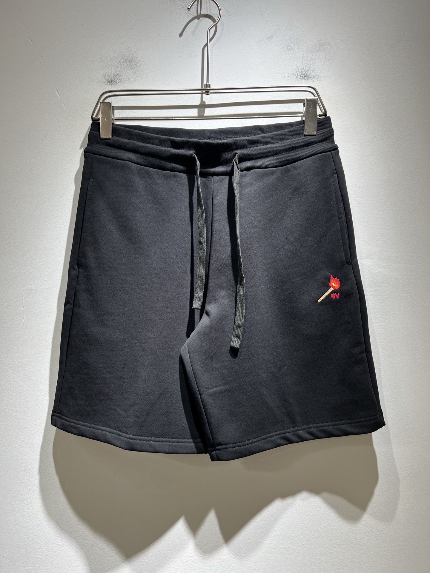 NO:428021,BottegaVene*a Bao*jia 2025 spring and summer new men and women's same casual shorts, this is the most awesome solid color high-quality fabric so far this year!  !  !  Embroidery design for clothes logo pattern!  These alone are enough to beat the ordinary styles on the market. BV is really going to be fully powered this year!  Botte**Veneta 2025 Spring and Summer Series, orders from Taiwan trading companies, and available in Hong Kong Lane Crawford. The unique design style is simple and elegant. Nowadays, only the original single trading company dares to make many colors that match the counter to meet all the matching needs of men!  !  The details are in place and are reflected in the natural light. You can see this at a glance and instantly improve the texture of the clothes. And the fabric of this clothes took 6 months!  !  !  Size S-XL, bottega veneta, bottega veneta, shorts, alexander wang19860909BottegaVene*a宝*嘉 2025春夏新款男女同款休闲短裤,这是今年目前为止最牛批的一款纯色高品质面料！！！衣身logo图案刺绣设计！光是这些就足够吊打市面上那些一般的款式了,BV今年是真的要火力全开了！Botte**Veneta 2025春夏系列,来自台湾贸易公司的订单,香港连卡佛也有售.独特的设计风格简约大气,这年头也只有原单贸易公司才敢做出足以匹敌专柜的诸多颜色来,满足一切男士的搭配需求！！细节到位自然光下体现的淋漓尽致.这个您入手一目了然,瞬间提升了衣服的质感.并且此款衣服面料,耗时6个月！！！尺码 S-XL,,bottega veneta,bottega veneta,shorts,alexander wang,Men's clothing