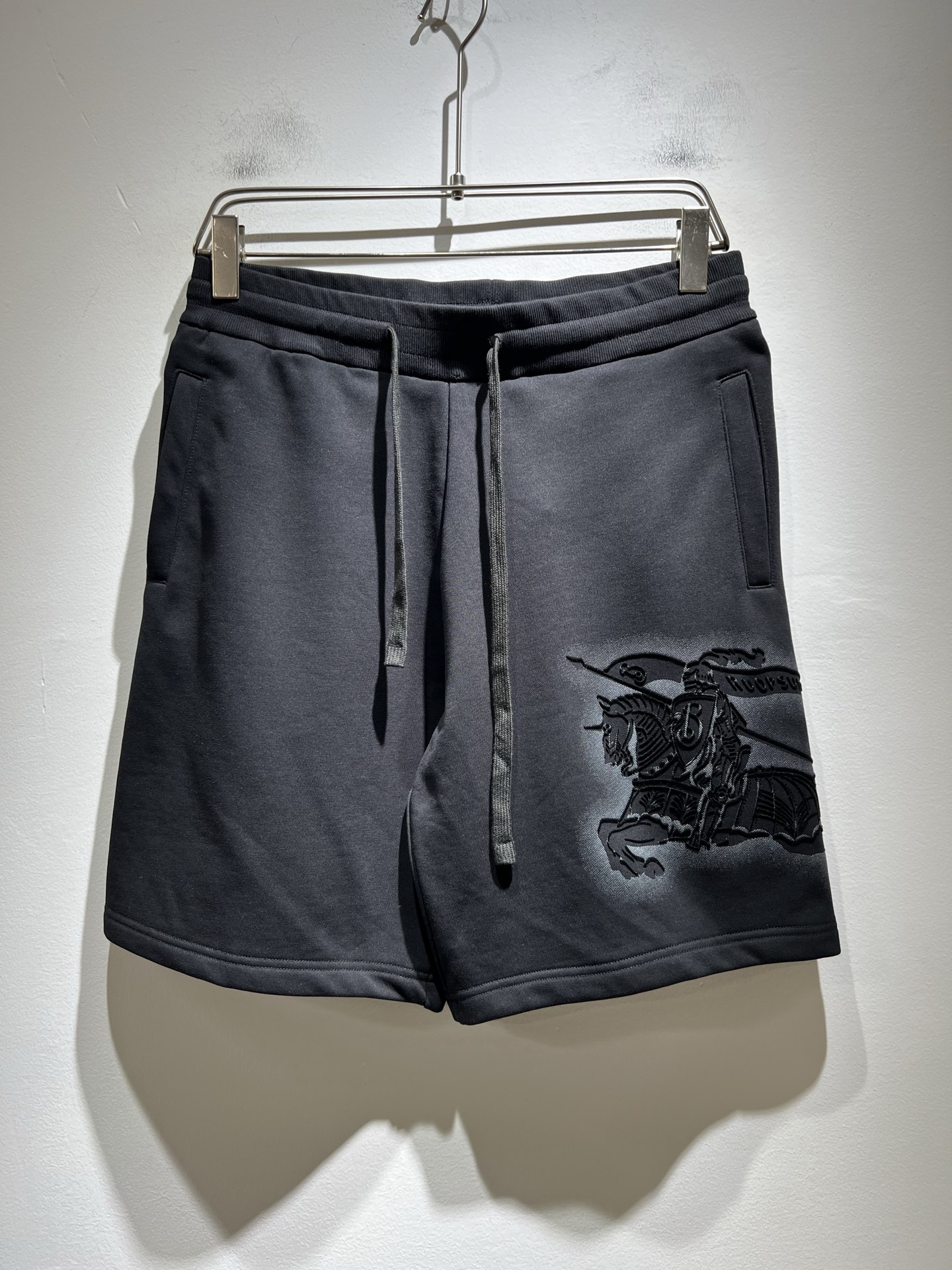 NO:428029,BURBER*Y Ba*li 2025 spring and summer new casual versatile men and women's same casual shorts!  Trading companies have sparse channels and are released on the official website at the same time!  Pants legs logo logo pattern embroidery design!  This T-shirt is made of imported pure cotton. The materials used by B are still unscrupulous. It is very suitable for wearing in summer. It is skin-friendly and breathable, giving you the most comfortable and comfortable wearing experience!  Very textured and breathable, with a loose basic style cut, perfect for daily casual wear, so hurry up and buy it!  Size S-XL, Burberry, shorts, tees, t-shirt, alexander wang19860909BURBER*Y巴*莉 2025春夏新款休闲百搭男女同款休闲短裤！贸易公司渠道稀出,同步官网发售！裤腿标识logo图案刺绣设计！此款T恤衫甄选客供进口纯棉材质制作而成,B家的用料上依然是无法挑剔的,非常适合夏日里穿着,亲肤透气、给你最极致舒爽的穿着体验！ 非常有质感透气,基础宽松版型裁剪,日常休闲着穿的完美之选,还不赶紧入手！尺码S-XL,,burberry,shorts,tees，t-shirt,alexander wang,Men's clothing