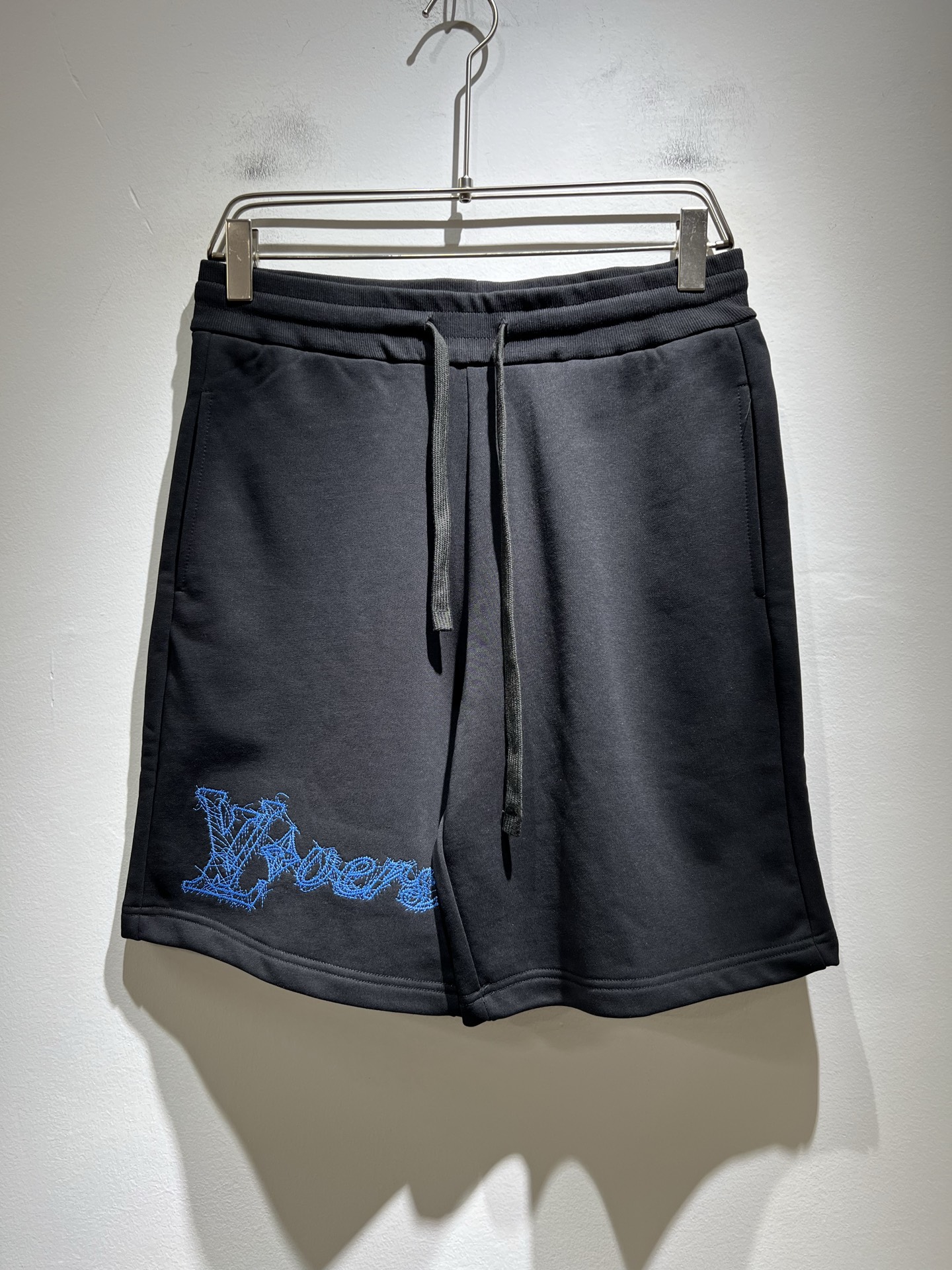 NO:428013,Louis Vuit*on Louis*den 2025 Spring and Summer Men and Women's Logo Casual Shorts, 2025 New Men and Women's Casual Shorts are launched, and it is another masterpiece that makes people shine!  Theme concept of the road *Vieuden, design logo pattern embroidery decoration!  You can immediately feel its uniqueness when worn on the body, with a strong brand style and a relaxed look that will make you the highlight of the public!  Just because I was planted at a glance, I had to use materials, handicrafts, design and other production processes to the extreme, and imported pure cotton fabrics!  Full cotton!  The texture of this model is quite touching, the specifications and grades are known at the tentacles. The delicateness and breathability are top-notch. It instantly kills all versions in the industry. The versatile and elegant style is popular all over the world as soon as it was released. Hollywood big names and celebrities and internet celebrities are all taking the lead in buying it. I recommend it by myself. I must buy a shorts for men and women this summer!  Size S-XL, louis vuitton,louis vuitton,shorts,alexander wang19860909Louis Vuit*on路易*登 2025春夏男女同款logo休闲短裤,2025新款男女同款休闲短裤上线了,又是一件让人眼前一亮的佳作！主题概念的路*威登,设计logo图案刺绣修饰！穿上身马上就能感受到它的与众不同,品牌风格浓烈,轻松的能让你变成大众亮点！只因为一眼就被种草,喜欢就要任性用料、手工、 设计等各方面的制作工序都是做到了极致,百分百进口纯棉的面料！棉质饱满！此款的质感相当感人 触手便知规格档次 细腻程度与透气效果堪称顶级 秒杀业内一切版本的存在.百搭的气质款,一发布就火爆全球,好莱坞大咖 明星大V网红都纷纷抢先入手,自留墙裂推荐,今年夏天必入的一款短裤男女同款！ 尺码S-XL,,louis vuitton,louis vuitton,shorts,alexander wang,Men's clothing