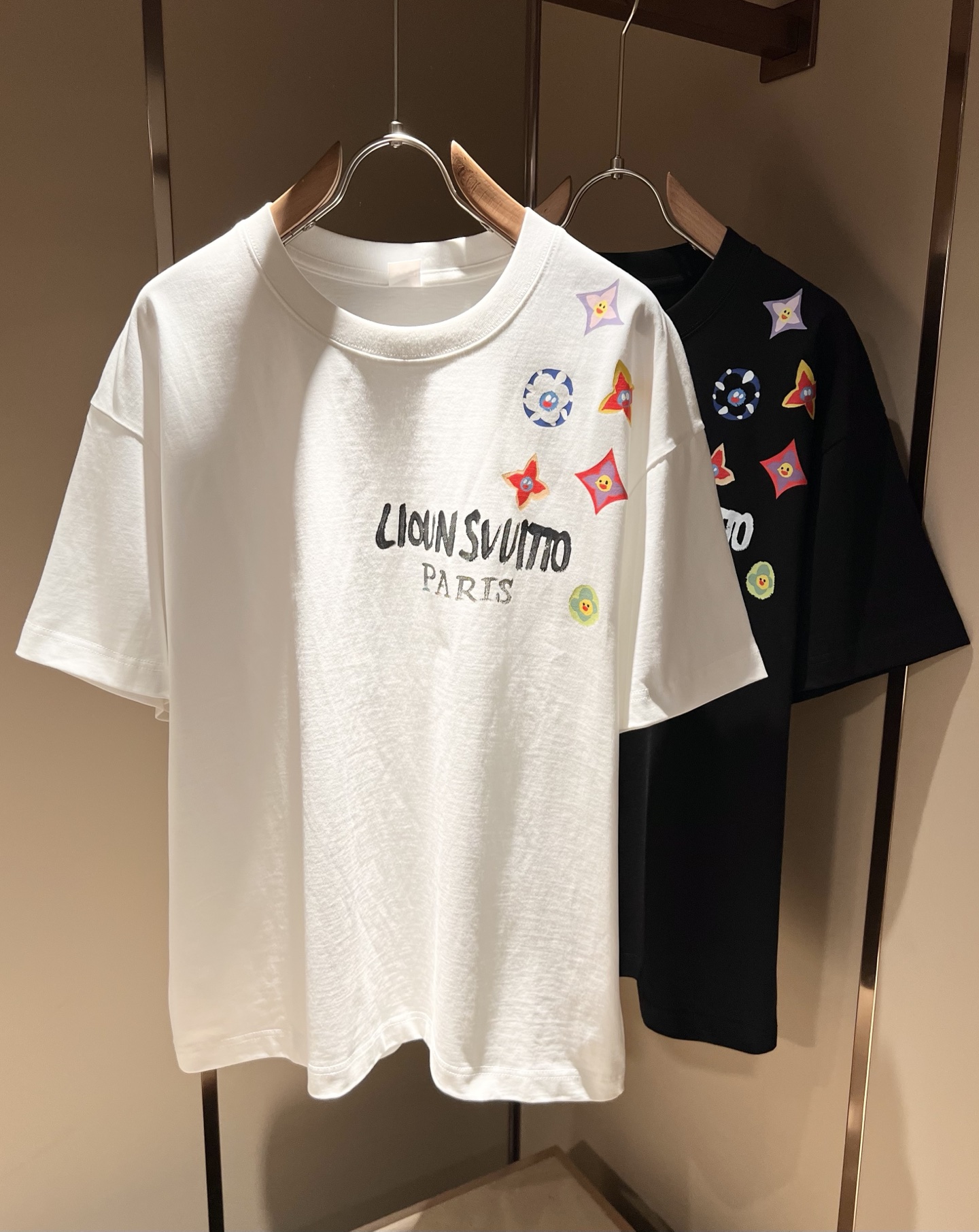 NO:427993,LouisVuitt*Louis*Deng The new series of spring and summer 2025 products are launched, a very fashionable and avant-garde short-sleeved T-shirt for men and women, with logo logo pattern and printing decoration!  Different from the past, it declares the design concept that has been passed down for many years in the brand!  Its eye-catchingness is no less than any classic style, perfectly presenting the fashionable, high-end and luxurious feeling in front of the world!  Made of imported cotton materials, selected high-quality pure cotton fabrics, soft and soft to the touch, the real thing is definitely beyond your imagination, close to the body and breathable, even if you sweat profusely, you will not feel greasy or stuffy, and will bring sweating and moisture absorption to the extreme!  Size M-3XL, louis vuitton,louis vuitton,t-shirt,tees,t-shirt,alexander wang19860909LouisVuitt*路易*登 2025春夏全新系列单品上线,非常时髦前卫的一款男女同款短袖T恤,标识logo图案印花修饰！区别于以往的不同,宣示品牌传承多年的设计理念！其吸睛度完全不亚于任何经典款式,将时髦高级感与奢华感完美呈现在世人眼前！客供进口全棉材质制成,精选优质纯棉面料,触感软糯亲肤细腻,实物到手绝对超乎你的想象,贴身无比舒适透气,即便是汗流浃背也不会有腻身及闷热感可言,将排汗吸湿性发挥到了极致！尺码M-3XL,,louis vuitton,louis vuitton,T-shirt,tees，t-shirt,alexander wang,Men's clothing