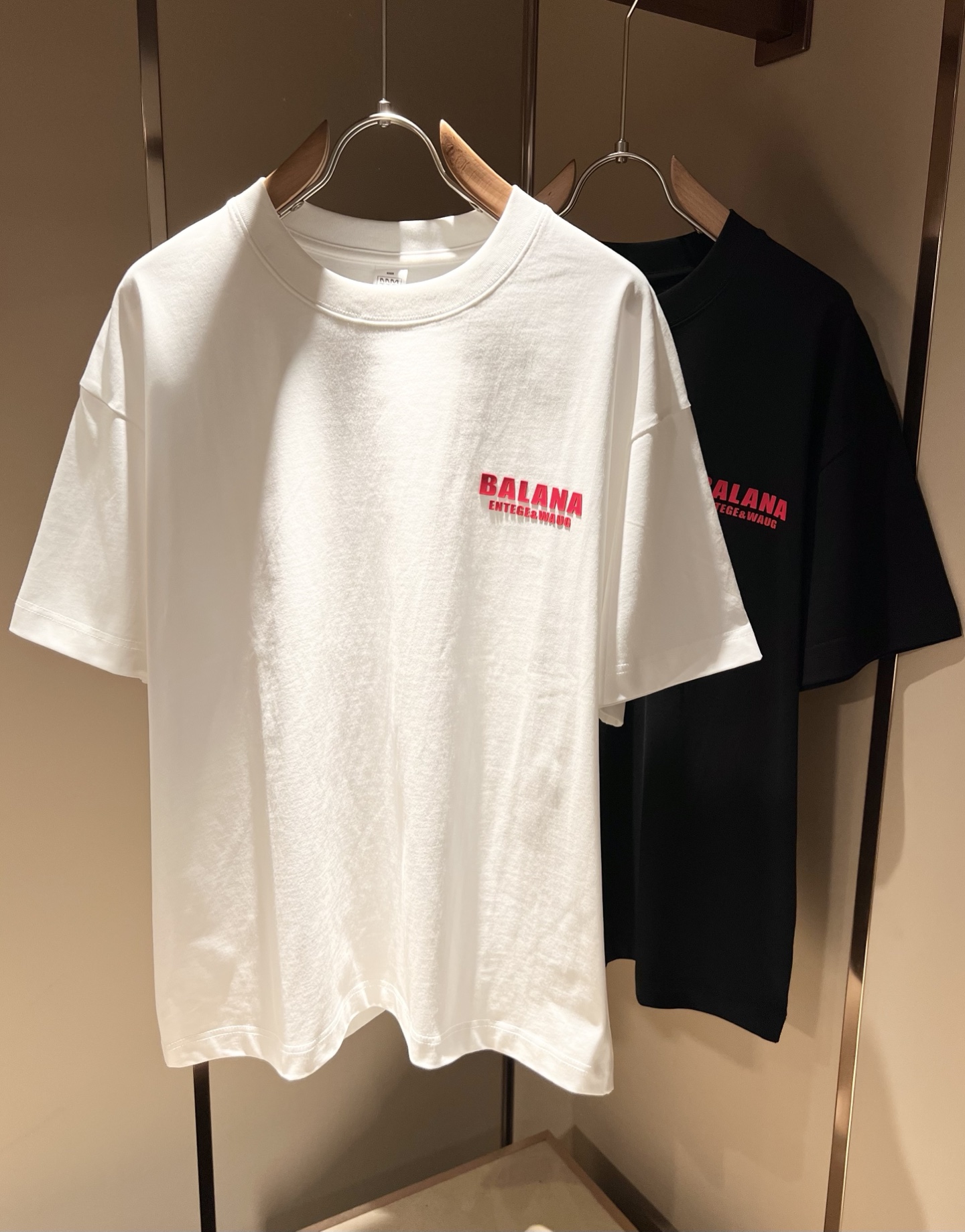 NO:427953,BALENCI*GA Paris* Home 2025 Spring and Summer New Men and Women's Same Short-Sleeve T-shirt!  Fashionable casual short-sleeved T-shirt with catwalk pattern prints!  Front and back design logo pressing and ironing diamond design!  The most designed and selected customer-supplied 260g pure cotton fabric, which feels soft and skin-friendly, is comfortable and breathable, and you can’t picky about the real thing!  Loose, small, shoulder-dead round neck cut, genderless couple mixed styles, opening up a new fashion charm!  Differentiate the market version of the high-end custom series!  Size S-2XL, balenciaga, T-shirt,tees, t-shirt,alexander wang19860909BALENCI*GA巴黎*家 2025春夏新款男女同款短袖T恤！走秀图案印花时尚休闲短袖T恤衫！前后设计logo压胶烫钻设计！极具设计精选客供260g纯棉面料,手感柔软亲肤,着身舒适透气性都无法挑剔,实物绝对会让你爱不释手！宽松小落肩的圆领版型裁剪,无性别主义的情侣混穿款式,打开全新的时装新韵味！区别市场版本高定系列！尺码S-2XL,,balenciaga,T-shirt,tees，t-shirt,alexander wang,Men's clothing