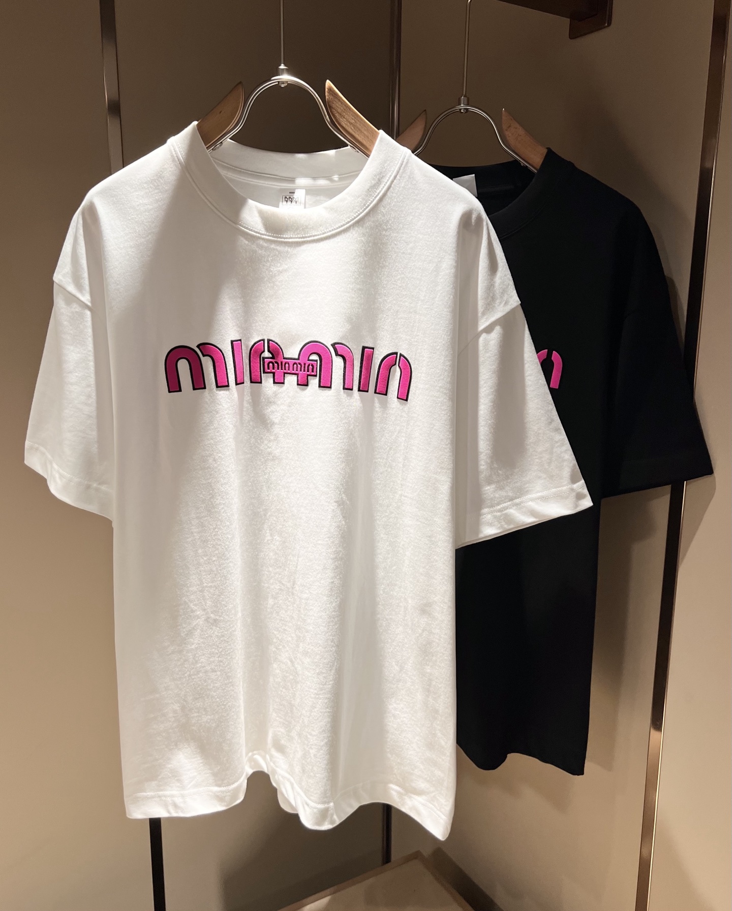 NO:427975,MIUMIU Miserable 2025 Spring and Summer New Men and Women's Same Short-sleeved T-shirt, the latest brand design elements!  Neither monotonous nor complicated, it shows taste just right!  Customer-supplied top-level glue press logo design!  Comfortable, sweat-absorbing and breathable, the unique high-end fabric presents a simple and elegant temperament!  Full three-dimensional! Standard cutting design!  Every detail is a synchronized with high-end fashion. Size: S-2XL, miumiu, T-shirt, tees, t-shirt, alexander wang19860909MIUMIU 谬谬2025春夏新款男女同款短袖T恤,品牌最新设计元素！既不单调也不复杂,恰到好处的展现品味！客供顶级压胶logo设计！舒适吸汗透气根本不在话下,面料独具的高奢感呈现简约优雅气质！饱满立体!标准裁剪设计！每一处细节都是与高端时尚同步的体现.尺码:S-2XL,,miumiu,T-shirt,tees，t-shirt,alexander wang,Men's clothing