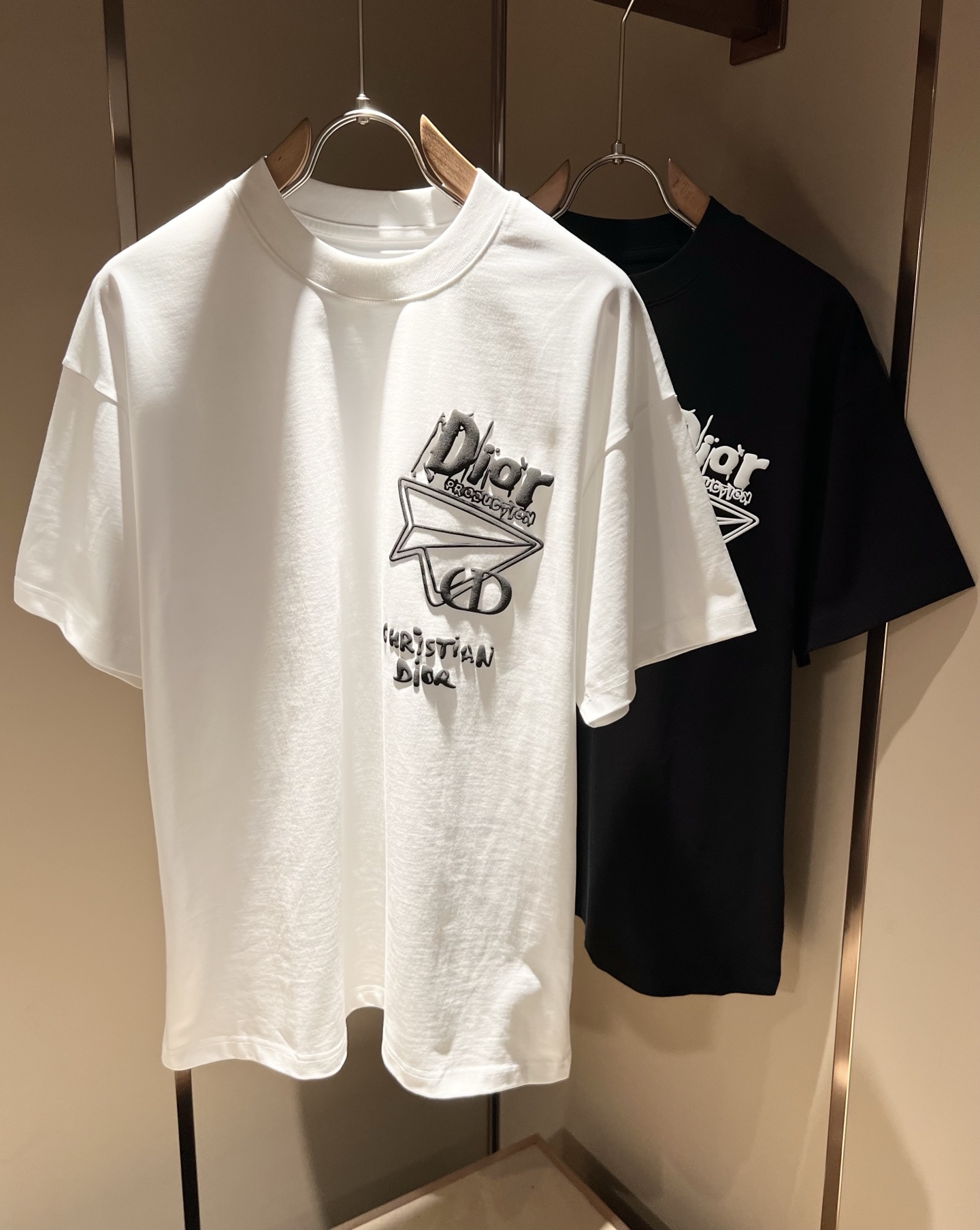 NO:427987,Dio*Dijia 2025 spring and summer new short-sleeved T-shirt for men and women, and the counter is available at the same time!  Customized exclusive 260g pure cotton fabric, customized original craft threads, chest logo pattern glue pressing technology design!  Simple and generous, calm and versatile, extremely high-end, perfectly integrated with fashion and style, a top fashionable style that perfectly suits the outside wear!  The overall feeling is natural!  The ultimate classic versatile short-sleeved T-shirt adopts the latest three-dimensional letter logo embossed elements design!  The ultimate perfection of heavy industry!  Fans who pursue high quality are please buy them by themselves, and all fans who know the goods are invited to appreciate this model together!  !  Color black white Size M-3XL,,dior,dior,T-shirt,tees,t-shirt,alexander wang19860909Dio*迪家 2025春夏新款男女同款短袖T恤,专柜同步发售！定制专属260克纯棉面料,定制原版工艺螺纹,胸前logo图案压胶工艺设计！简约大方,从容百搭,档次极高,完美融入时尚还有风情感一款完美符合外穿的顶尖时髦气质款！整体给人浑然天成的感觉！极致经典的百搭型短袖T恤,采用最新的立体字母logo压胶元素设计！极致的重工极致的完美！追求高品质的粉丝们请自行抢购,诚邀所有识货的粉丝一同鉴赏此款！！颜色黑色 白色 尺码M-3XL,,dior,dior,T-shirt,tees，t-shirt,alexander wang,Men's clothing