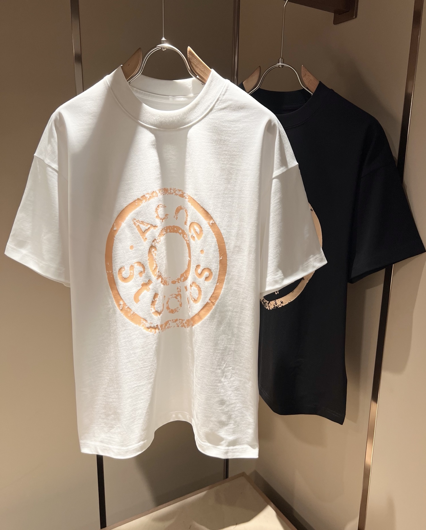 NO:428003,Acne Studio*os 2025 spring and summer new short-sleeved T-shirt for men and women, and the counter is available at the same time!  Customized exclusive wash water pure cotton fabric, customized original craft thread, and body design logo embossing design!  Perfectly integrated with fashion and style, a top-notch fashionable style that perfectly suits the outside wear!  The overall feeling is natural!  The ultimate classic versatile short-sleeved T-shirt, the ultimate heavy industry and the ultimate perfection!  Fans who pursue high quality are please buy them by themselves, and all fans who know the goods are invited to appreciate this model together!  Size M-3XL, acne studios, T-shirt,tees, t-shirt,alexander wang19860909Acne Studi*os2025春夏新款男女同款短袖T恤,专柜同步发售！定制专属洗水纯棉面料,定制原版工艺螺纹,衣身设计标识logo压胶设计！完美融入时尚还有风情感一款完美符合外穿的顶尖时髦气质款！整体给人浑然天成的感觉！极致经典的百搭型短袖T恤,极致的重工极致的完美！追求高品质的粉丝们请自行抢购,诚邀所有识货的粉丝一同鉴赏此款！尺码M-3XL,,acne studios,T-shirt,tees，t-shirt,alexander wang,Men's clothing