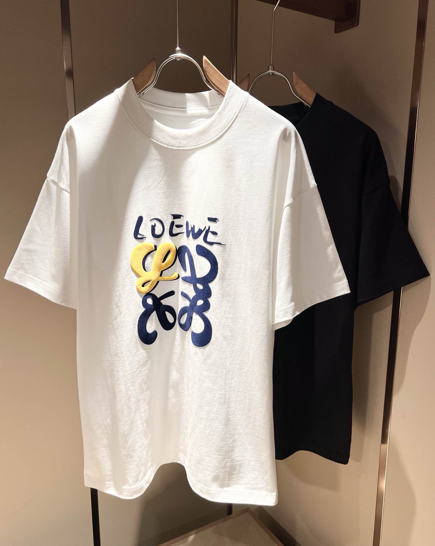 NO:427969,LOE*WE Luo*We 2025 spring and summer new short-sleeved T-shirt for men and women, original Italian order channel, very personalized and high-end style, logo pattern velvet pressing technology design!  Couple pure cotton short-sleeved T-shirt!  !  The latest fashion trends and popular products are here, and it is another simple and high-end fashion item. It is a fashion product with very high-end outfit charm. It is a must-have item for fashion trends!  Original Italian manufacturer channels, special-level orders, and released at the same time as Hong Kong, Macao and Taiwan buyers. This model is also the latest popular product of Luo Yiweijia this year and the most classic product. Its specifications and grades are beyond doubt!  !  The choice is very diverse, and it can be said that this model naturally has a fresh and natural feeling, showing the brand charm and high-end feeling. The texture of this model is very good, and the heavy weight and brilliant skin-friendliness that can be seen with hands are even better, and it is a complete enjoyment of wearing!  !  Size: M-3XL, loewe, loewe, T-shirt,tees, t-shirt,alexander wang19860909LOE*WE罗*威 2025春夏新款男女同款短袖T恤,意大利原厂订单渠道,极具个性高级风,标志logo图案压绒工艺设计！情侣款纯棉短袖T恤！！最新时尚潮流人气产物驾到,又是一款简约高级的时尚单品,穿搭魅力十分高级不俗的时尚产物 ,时尚潮流必备单品！意大利原厂渠道,特供级别订单,同步港澳台买手店发布,此款也是罗意威家今年的最新人气产物,也是最经典的产物,其规格跟档次更是毋庸置疑！！ 选择极具多样化,言而喻此款自然具备那种清新自然的感觉,彰显品牌魅力与高级感,此款的质感十分的到位,用手可以感知的重磅跟出彩亲肤程度更是上佳,十足的穿着享受！！尺码: M-3XL,,loewe,loewe,T-shirt,tees，t-shirt,alexander wang,Men's clothing