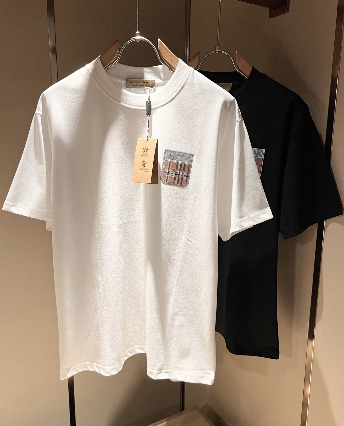 NO:427991,BURBER*Y Ba*li's new spring and summer 2025 short-sleeved T-shirt for men and women, is coming, and is made of a popular environmentally friendly pure cotton fabric recently. It is a high-end outdoor sports and leisure series, which is very popular in sports!  BUR's latest special material, logo pattern glue pressing design!  Fabric is also called memory cloth, which refers to fabrics with morphological memory functions. It instantly kills all versions on the market. It can only be said that it is not a level at all. Whether it is material, detail restoration and craftsmanship, you are not afraid of any challenges. Just to contribute wonderful products to everyone. As always, it is consistent. A style that implements the core concept of BUR will be closely tied to fashion, always maintaining perfection, a simple but not simple design style that perfectly meets the outfit you need in daily life. Size: M-4XL, burberry, T-shirt, tees, t-shirt, alexander wang19860909BURBER*Y巴*莉2025春夏新品男女同款短袖T恤,重磅来袭,最近比较火热的环保纯棉面料制作而成,高端户外运动休闲系列,非常火热运动风潮！BUR最新研发的特殊材质,标志logo图案压胶设计！面料也叫记忆布,是指具有形态记忆功能的面料,秒杀市面上一切版本,只能说根本就不是一个级别的存在,不管是材质还是细节还原度以及工艺制作方面,不惧任何挑战,只为给大家奉献绝妙产物一如既往,始终如一,贯彻了BUR核心理念的一个款式将与时尚紧紧的捆绑在一起,时刻保持完美,简约而不简单的的设计风格,完美的满足了你日常所需要的穿搭.尺码:M-4XL,,burberry,T-shirt,tees，t-shirt,alexander wang,Men's clothing