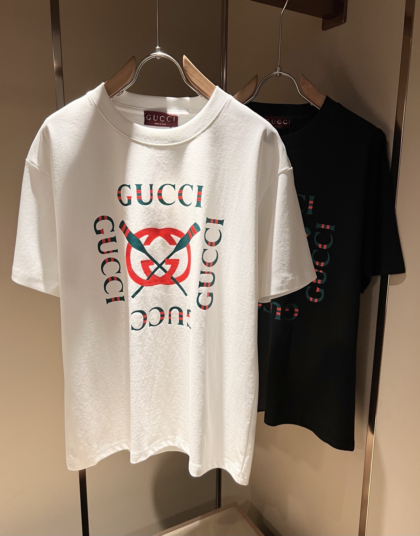 NO:427981,Gucc* Gujia 2025 spring and summer new style for men and women couples casual loose cotton round neck short-sleeved T-shirt!  Trading companies have sparse channels and are released on the official website at the same time!  The latest series of spring and summer 2025, classic fashion design elements, injecting full vitality into the new series. This T-shirt is carefully selected for customers to use imported cotton fabrics. The fabric feels skin-friendly and soft and delicate, and the body logo is velvet-pressed!  It has an extremely comfortable and breathable wearing experience. The whole item is very eye-catching and fashionable, and is deeply loved by young people today!  The loose round neck cut is a neutral style regardless of age and gender, suitable for matching all the styles and looks you need in your daily life!  It is recommended to wear couple outfits to go out on the street to make it more pleasing to the eye!  Size M-3XL, gucci, gucci, T-shirt, tees, t-shirt, alexander wang19860909Gucc*古家 2025春夏新款男女同情侣款休闲宽松棉质圆领短袖T恤衫！贸易公司渠道稀出,同步官网发售 ！ 2025春夏最新系列,经典时尚设计元素,为全新系列注入满满活力,这款T恤衫用心甄选客供进口棉面料制成,面料手感亲肤柔软细腻,衣身logo压绒设计！拥有着无比舒适透气性的穿着体验,整件单品极具吸睛度与时尚感,深受当下年轻人的喜爱！基础宽松的圆领版型裁剪,不分年龄与性别的中性款式,适合搭配你日常所需的所有风格与造型！建议搭配情侣装出街会更为养眼出色！尺码M-3XL,,gucci,gucci,T-shirt,tees，t-shirt,alexander wang,Men's clothing