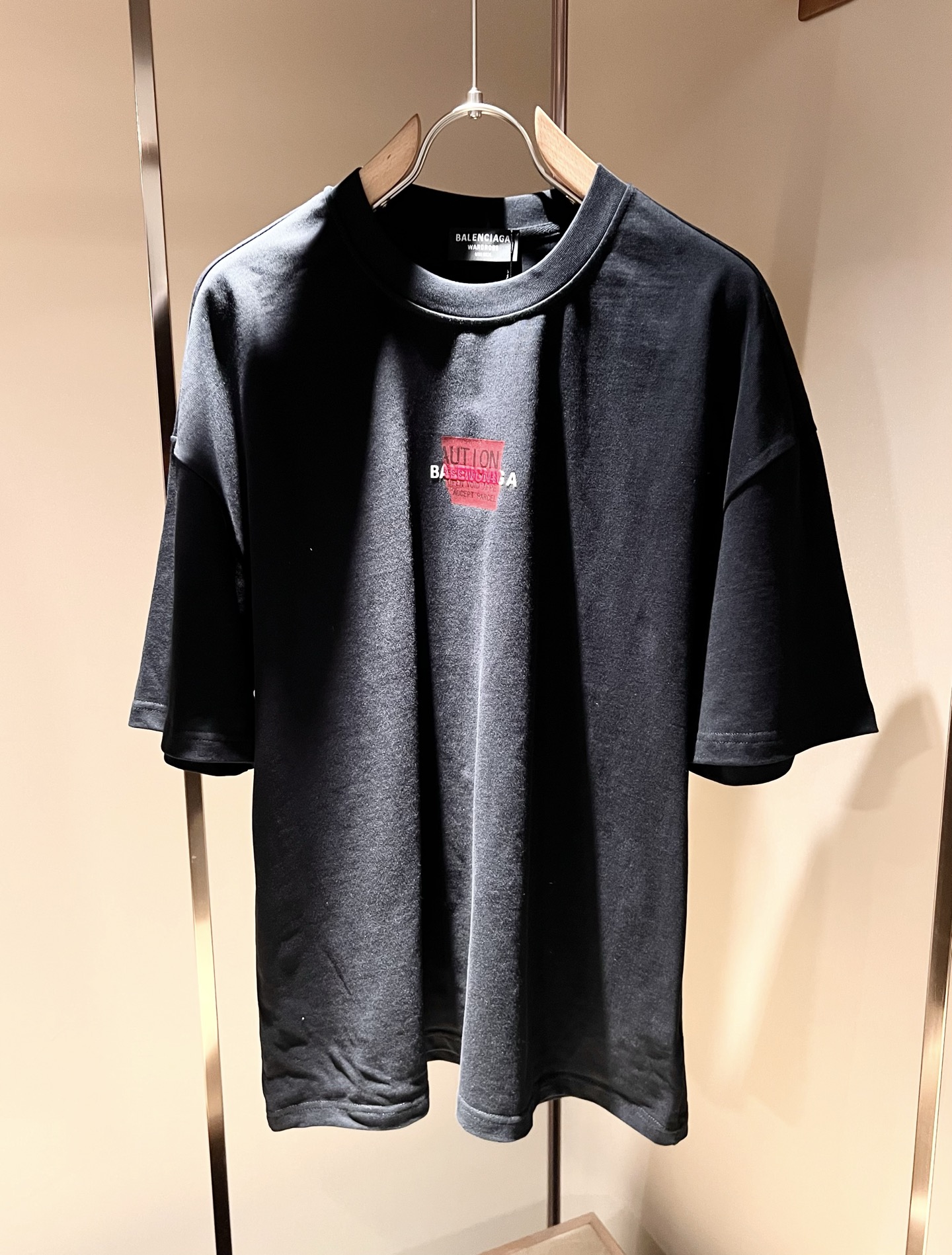 NO:427985,BALENCI*GA Paris* Home 2025 Spring and Summer New Men and Women's Same Casual Set, Showcase Pattern Print Fashionable Casual Short-Sleeved T-Shirt!  Design logo glue pressing design!  The most designed and selected customer-supplied 280g pure cotton fabric, which feels soft and skin-friendly, is comfortable and breathable, and you can’t picky about the real thing!  Loose, small, shoulder-dead round neck cut, genderless couple mixed styles, opening up a new fashion charm!  Differentiate the market version of the high-end custom series!  Size M-2XL, balenciaga, T-shirt,tees, t-shirt,alexander wang19860909BALENCI*GA巴黎*家 2025春夏新款男女同款休闲套装,走秀图案印花时尚休闲短袖T恤衫！设计logo压胶设计！极具设计精选客供280g纯棉面料,手感柔软亲肤,着身舒适透气性都无法挑剔,实物绝对会让你爱不释手！宽松小落肩的圆领版型裁剪,无性别主义的情侣混穿款式,打开全新的时装新韵味！区别市场版本高定系列！尺码M-2XL,,balenciaga,T-shirt,tees，t-shirt,alexander wang,Men's clothing