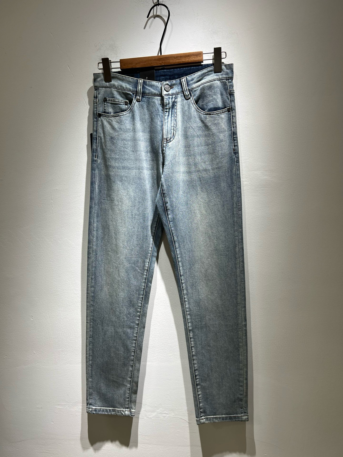 NO:427999,FEN*I FEN*Di Spring and Summer New FD Home Casual Jeans!  Original Italian orders, popular FD family items, high-quality products with full representation and full of specifications, high-quality products that all FD fans are worth buying!  Pure Yidian channel orders, high-end and popular products from the FD family, very popular items at the moment, FD's iconic hardware and leather logo waist brand design!  !  Trendy and beautiful, full of trendy atmosphere, extremely high grade and specifications, giving people a strong visual impact, with extremely high recognition, top-grade denim fabric, created, soft, delicate and comfortable, and the quality is quite high-end and classy!  Perfectly interprets the charm of the brand and leaves a deep impression. It is more fashionable and charming, simple, generous and fashionable, and has no pressure on the outfit!  Size 29-40, fendi,dior,jeans,alexander wang19860909FEN*I 芬*迪2025春夏新款FD家休闲牛仔裤！意大利原厂订单,FD家族人气单品,代表性十足,规格感十足的精品,所有FD粉丝都值得抢购的精品！纯正意代渠道订单,FD家族的高奢人气爆款产物,当下十分火爆的单品,FD标志性五金皮革logo腰牌设计！！新潮又好看,潮流气息感十足,档次规格感极高,给人的视觉冲击感相当强烈,有着极高的辨识度,顶级丹宁面料,打造,触感柔软细腻舒适,品相相当高级有档次！完美诠释品牌魅力,给人留下深刻印象.更具时尚与韵味,简约大方时尚,对于穿搭更是毫无压力！尺码29-40,,fendi,dior,jeans,alexander wang,Men's clothing