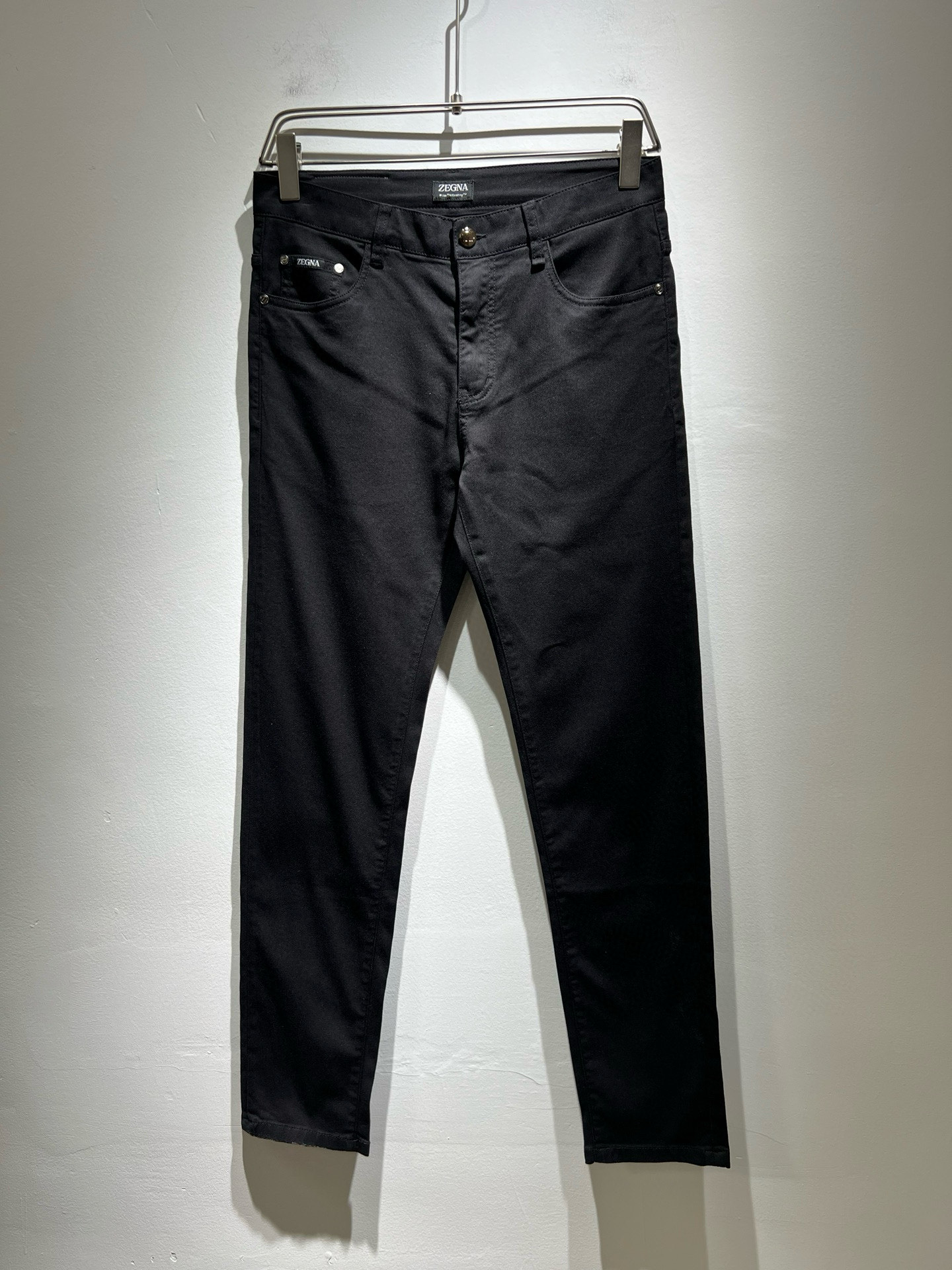 NO:428005,Zegna's new spring and summer 2025 new men's casual jeans, the finale of the channel has appeared!  !  Sold simultaneously at the counter!  It is no exaggeration to say that this trouser is made from the original OEM channel, not a bragging original OEM, but is a product from the domestic ready-to-wear OEM factory officially authorized by Jenia!  Therefore, the ratio of quantity and size is extremely short, so you can earn it if you grab it!  The best pants are officially unveiled!  !  !  !  !  !  Zegna's things have always been one of the only essential outfits for successful business people!  Not everyone can easily surpass the brand's high-end style and its own strong aura. No matter which season the style is, it is a standard temperament!  However, the fabric style is between business and casual and daily wear, and the waist design logo waist brand decoration!  Only Jenya, who can design a pair of trousers so well-suited to the public, is the only one who focuses on men's clothing, business and casualness!  Whether you wear this style in a casual occasion or in a business occasion, you must wear it well and be able to wear it to your own taste!  Pants that give yourself unlimited points!  Size 29-40, zegna, jeans, alexander wang19860909Zegna 杰尼亚 2025春夏新款男士休闲牛仔裤,压轴的渠道货出现了！！柜台同步销售！ 毫不夸张的说,此款裤装是原厂代工渠道的货,并不是吹牛的原厂代工,完全是由杰尼亚官方授权的国内成衣代工厂出来的产品！所以数量跟尺码配比都极度紧缺,抢到就是赚到！最好的裤装正式揭幕！！！！！！Zegna的东西,从来都是成功商务人士的专属必备行头之一！品牌高级的格调以及自带强大的气场并不是所有人都能轻易凌驾的.无论哪季的款式都是都是气质标配！但是面料版型又介乎于商务休闲跟日常穿着之间,腰身设计logo腰牌修饰！能将一款裤装设计到如此贴合大众穿着,也就只有专注于男装商务休闲的杰尼亚了！不论您是休闲场合穿搭,或者商务场合此款都能搭配的恰到好处要穿,就必须穿好的,能穿出属于自己品味的！给自己无限加分的裤子！尺码29-40,,zegna,jeans,alexander wang,Men's clothing