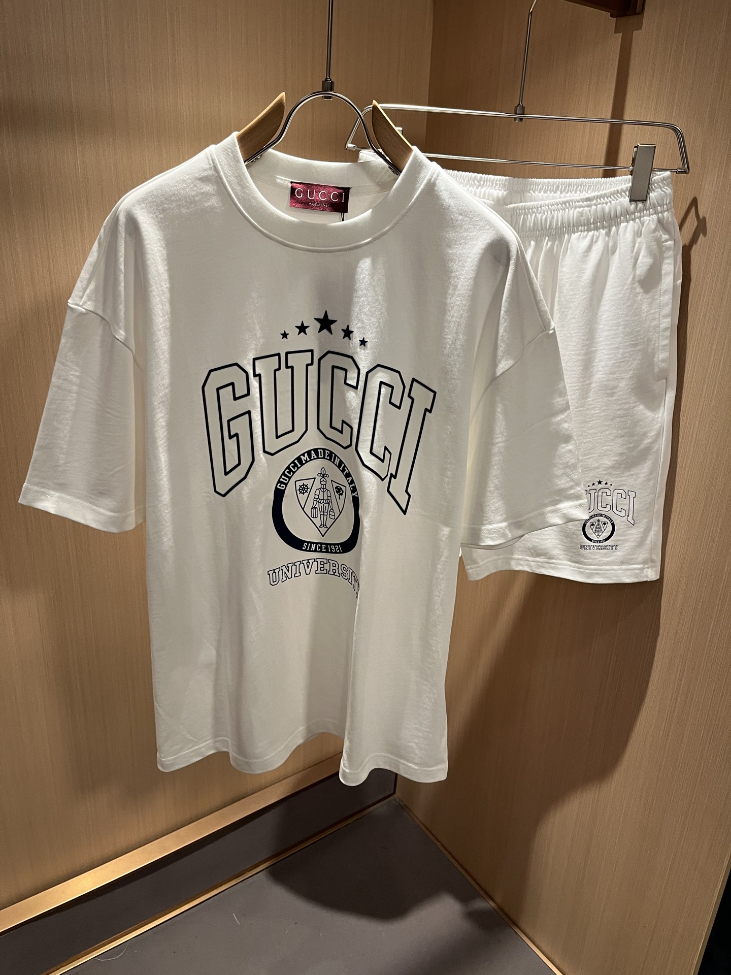 NO:432795,Gucc* Gujia 2025 Spring and Summer Series Basic Round Neck Set Casual Set, Men and Women Couples Casual Loose Cotton Round Neck Short-sleeved T-shirt!  Trading companies have sparse channels and are released on the official website at the same time!  The latest series of spring and summer 2025, classic fashion design elements, injecting full vitality into the new series. This T-shirt is carefully selected for customers to use imported cotton fabrics. The fabric feels skin-friendly and soft and delicate, and the body logo is glued!  It has an extremely comfortable and breathable wearing experience. The whole item is very eye-catching and fashionable, and is deeply loved by young people today!  The loose round neck cut is a neutral style regardless of age and gender, suitable for matching all the styles and looks you need in your daily life!  It is recommended to wear couple outfits to go out on the street to make it more pleasing to the eye!  Size M-2XL, gucci, gucci, T-shirt, tees, t-shirt, alexander wang19860909Gucc*古家 2025春夏系列基础圆领套休闲套装,男女同情侣款休闲宽松棉质圆领短袖T恤衫！贸易公司渠道稀出,同步官网发售 ！ 2025春夏最新系列,经典时尚设计元素,为全新系列注入满满活力,这款T恤衫用心甄选客供进口棉面料制成,面料手感亲肤柔软细腻,衣身logo压胶设计！拥有着无比舒适透气性的穿着体验,整件单品极具吸睛度与时尚感,深受当下年轻人的喜爱！基础宽松的圆领版型裁剪,不分年龄与性别的中性款式,适合搭配你日常所需的所有风格与造型！建议搭配情侣装出街会更为养眼出色！尺码M-2XL,,gucci,gucci,T-shirt,tees，t-shirt,alexander wang,Men's clothing