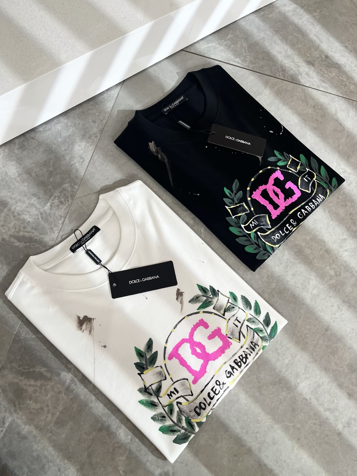 NO:431580,Dolce&Gabba*a 2025 spring and summer new short-sleeved T-shirt for men and women, and the counter is available at the same time!  Customized exclusive pure cotton fabric, with letter logo pattern printing technology design on the chest!  Simple and generous, calm and versatile, extremely high-end, perfectly integrated with fashion and style, a top fashionable style that perfectly suits the outside wear!  The overall feeling is natural!  The ultimate classic versatile short-sleeved T-shirt uses the latest three-dimensional logo printing elements to highlight the texture!  The ultimate perfection of heavy industry!  Fans who pursue high quality are please buy them by themselves, and all fans who know the goods are invited to appreciate this model together!  !  Size M-3XL, Dolce & Gabbana, Dolce & Gabbana, T-shirt,tees, t-shirt,alexander wang19860909Dolce&Gabba*a 杜嘉*纳2025春夏新款男女同款短袖T恤,专柜同步发售！定制专属纯棉面料,胸前字母logo图案印花工艺设计！简约大方,从容百搭,档次极高,完美融入时尚还有风情感一款完美符合外穿的顶尖时髦气质款！整体给人浑然天成的感觉！极致经典的百搭型短袖T恤,采用最新的立体logo印花元素凸显质感！极致的重工极致的完美！追求高品质的粉丝们请自行抢购,诚邀所有识货的粉丝一同鉴赏此款！！尺码M-3XL,,Dolce&Gabbana,Dolce&Gabbana,T-shirt,tees，t-shirt,alexander wang,Men's clothing