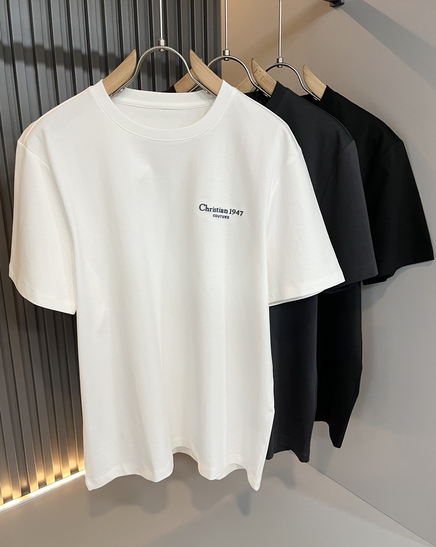 NO:429955,Dio*Dijia 2025 spring and summer new short-sleeved T-shirt for men and women, and the counter is available at the same time!  Customized exclusive mercerized cotton fabric, customized original craft threads, chest logo pattern embroidery craft design!  Simple and generous, calm and versatile, extremely high-end, perfectly integrated with fashion and style, a top fashionable style that perfectly suits the outside wear!  The overall feeling is natural!  The ultimate classic versatile short-sleeved T-shirt is designed with the latest three-dimensional letter logo elements!  The ultimate perfection of heavy industry!  Fans who pursue high quality are please buy them by themselves, and all fans who know the goods are invited to appreciate this model together!  !  Size M-4XL, dior,dior,T-shirt,tees,t-shirt,alexander wang19860909Dio*迪家 2025春夏新款男女同款短袖T恤,专柜同步发售！定制专属丝光纯棉面料,定制原版工艺螺纹,胸前logo图案刺绣工艺设计！简约大方,从容百搭,档次极高,完美融入时尚还有风情感一款完美符合外穿的顶尖时髦气质款！整体给人浑然天成的感觉！极致经典的百搭型短袖T恤,采用最新的立体字母logo元素设计！极致的重工极致的完美！追求高品质的粉丝们请自行抢购,诚邀所有识货的粉丝一同鉴赏此款！！尺码M-4XL,,dior,dior,T-shirt,tees，t-shirt,alexander wang,Men's clothing