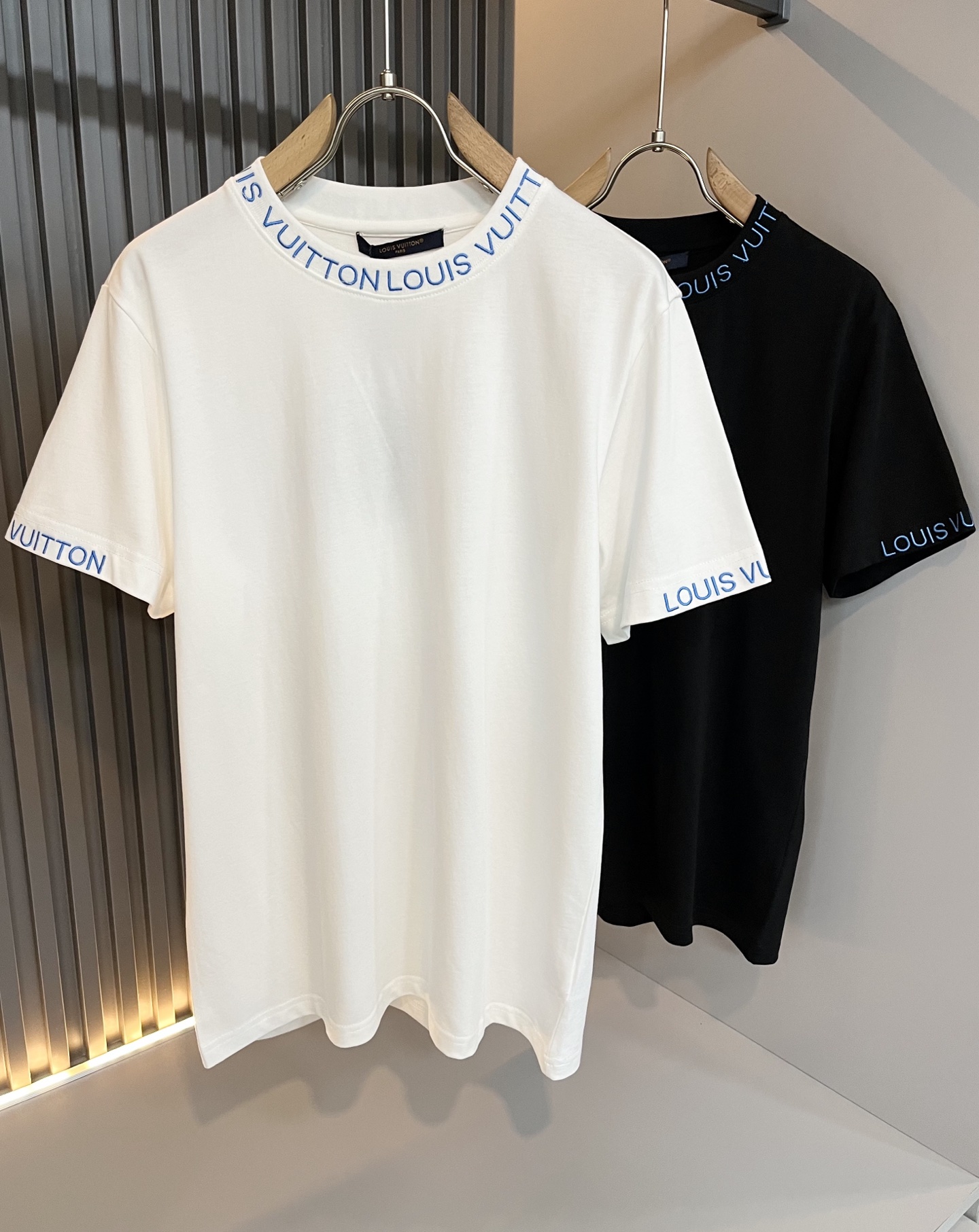 NO:429985,LouisVuitt*Louis*Deng The new series of spring and summer 2025 products are launched, a very fashionable and avant-garde short-sleeved T-shirt for men and women, with logo logo pattern neckline embroidery decoration!  Different from the past, it declares the design concept of brand inheritance!  Its eye-catchingness is no less than any classic style, perfectly presenting the fashionable, high-end and luxurious feeling in front of the world!  Made of imported 260 grams of cotton, selected high-quality pure cotton fabrics, soft and soft to the touch, the real thing is definitely beyond your imagination, close to the body and breathable, even if you sweat profusely, you will not feel greasy or stuffy, and will bring sweating and moisture absorption to the extreme!  Size M-3XL, louis vuitton,louis vuitton,t-shirt,tees,t-shirt,alexander wang19860909LouisVuitt*路易*登 2025春夏全新系列单品上线,非常时髦前卫的一款男女同款短袖T恤,标识logo图案领口刺绣修饰！区别于以往的不同,宣示品牌传承的设计理念！其吸睛度完全不亚于任何经典款式,将时髦高级感与奢华感完美呈现在世人眼前！客供进口260克全棉材质制成,精选优质纯棉面料,触感软糯亲肤细腻,实物到手绝对超乎你的想象,贴身无比舒适透气,即便是汗流浃背也不会有腻身及闷热感可言,将排汗吸湿性发挥到了极致！尺码M-3XL,,louis vuitton,louis vuitton,T-shirt,tees，t-shirt,alexander wang,Men's clothing