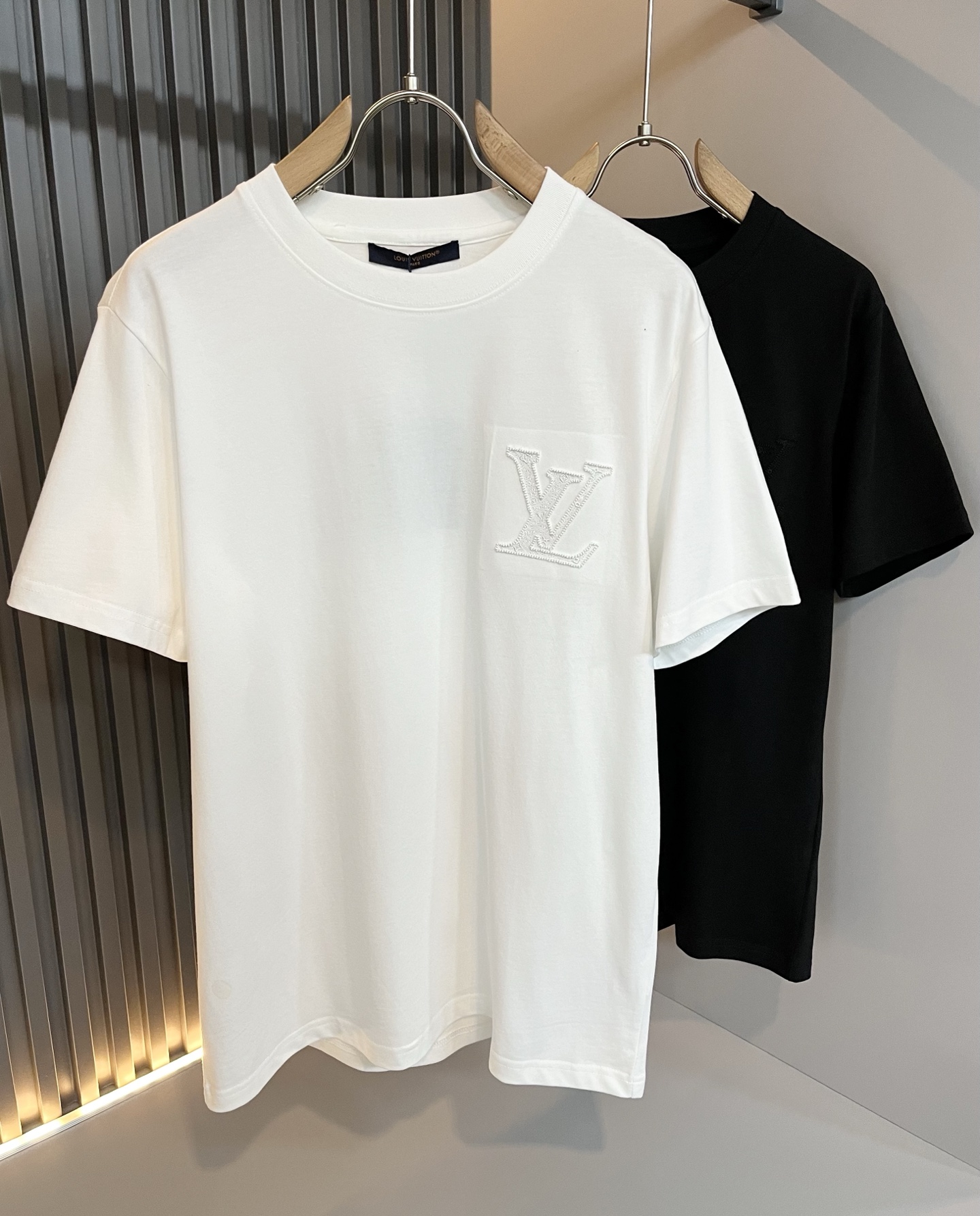 NO:429945,LouisVuitt*Louis*Deng The new series of spring and summer 2025 products are launched, a very fashionable and avant-garde short-sleeved T-shirt for men and women, with logo embroidery patch decoration!  Different from the past, it declares the design concept of brand inheritance!  Its eye-catchingness is no less than any classic style, perfectly presenting the fashionable, high-end and luxurious feeling in front of the world!  Made of imported 260 grams of cotton, selected high-quality pure cotton fabrics, soft and soft to the touch, the real thing is definitely beyond your imagination, close to the body and breathable, even if you sweat profusely, you will not feel greasy or stuffy, and will bring sweating and moisture absorption to the extreme!  Size M-3XL, louis vuitton,louis vuitton,t-shirt,tees,t-shirt,alexander wang19860909LouisVuitt*路易*登 2025春夏全新系列单品上线,非常时髦前卫的一款男女同款短袖T恤,标识logo图案刺绣贴布修饰！区别于以往的不同,宣示品牌传承的设计理念！其吸睛度完全不亚于任何经典款式,将时髦高级感与奢华感完美呈现在世人眼前！客供进口260克全棉材质制成,精选优质纯棉面料,触感软糯亲肤细腻,实物到手绝对超乎你的想象,贴身无比舒适透气,即便是汗流浃背也不会有腻身及闷热感可言,将排汗吸湿性发挥到了极致！尺码M-3XL,,louis vuitton,louis vuitton,T-shirt,tees，t-shirt,alexander wang,Men's clothing