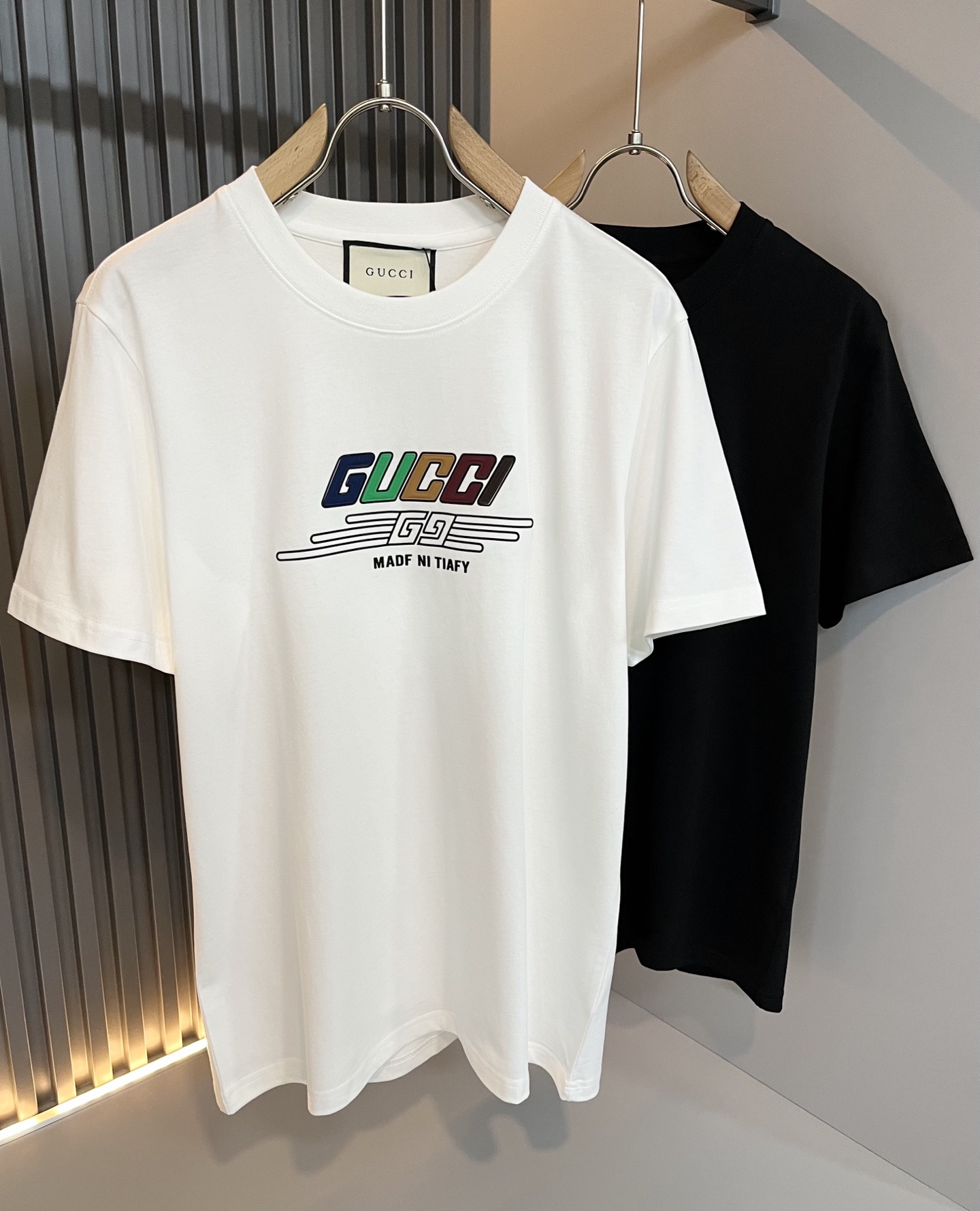 NO:429950,Gucc* Gujia 2025 spring and summer new style for men and women couples casual loose cotton round neck short-sleeved T-shirt!  Trading companies have sparse channels and are released on the official website at the same time!  The latest series of spring and summer 2025, classic fashion design elements, injecting full vitality into the new series. This T-shirt is carefully selected for customers to use imported cotton fabrics. The fabric feels skin-friendly and soft and delicate, and the body logo is glued!  It has an extremely comfortable and breathable wearing experience. The whole item is very eye-catching and fashionable, and is deeply loved by young people today!  The loose round neck cut is a neutral style regardless of age and gender, suitable for matching all the styles and looks you need in your daily life!  It is recommended to wear couple outfits to go out on the street to make it more pleasing to the eye!  Size M-3XL, gucci, gucci, T-shirt, tees, t-shirt, alexander wang19860909Gucc*古家 2025春夏新款男女同情侣款休闲宽松棉质圆领短袖T恤衫！贸易公司渠道稀出,同步官网发售 ！ 2025春夏最新系列,经典时尚设计元素,为全新系列注入满满活力,这款T恤衫用心甄选客供进口棉面料制成,面料手感亲肤柔软细腻,衣身logo压胶设计！拥有着无比舒适透气性的穿着体验,整件单品极具吸睛度与时尚感,深受当下年轻人的喜爱！基础宽松的圆领版型裁剪,不分年龄与性别的中性款式,适合搭配你日常所需的所有风格与造型！建议搭配情侣装出街会更为养眼出色！尺码M-3XL,,gucci,gucci,T-shirt,tees，t-shirt,alexander wang,Men's clothing