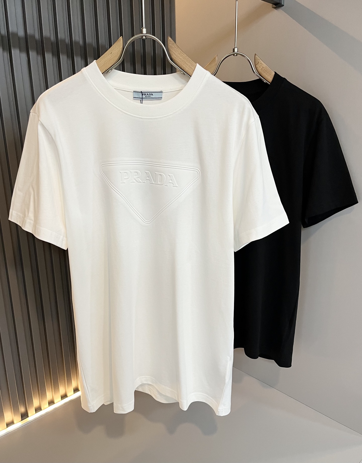 NO:442861,PRAD*A Pu*da 2025 spring and summer new short-sleeved T-shirt for men and women, the latest model is exclusively available on the entire network!  !  ~ It is classic and fashionable and versatile, who doesn’t like it? It will show the classic again. It is very pleasing to the eye and comes with a low luxury halo and recognition!  Pr*da's traditional brand concept and modern advanced technology are perfectly combined. Coupled with the extremely modern and simple design, P's exclusive logo pattern glue pressing design!  Customized 100% imported pure cotton fabric!  The texture of this model is quite touching, the specifications and grades are known with tentacles. The degree of delicateness and breathability are top-notch!  Size M-3XL, prada, T-shirt,tees, t-shirt,alexander wang19860909PRAD*A普*达2025春夏新款男女同款短袖T恤,最新款全网独家首上！！~既经典有时尚百搭,谁不爱啊,将经典再次展现,非常的耐看,自带低奢光环与辨识度！Pr*da传统的品牌理念和现代化的先进技术进行了完美结合.加上极其现代摩登风范的简约设计,p家专属logo图案压胶设计！定制百分百进口纯棉面料！此款的质感相当感人 触手便知规格档次 细腻程度与透气效果堪称顶级！尺码M-3XL,,prada,T-shirt,tees，t-shirt,alexander wang,Men's clothing