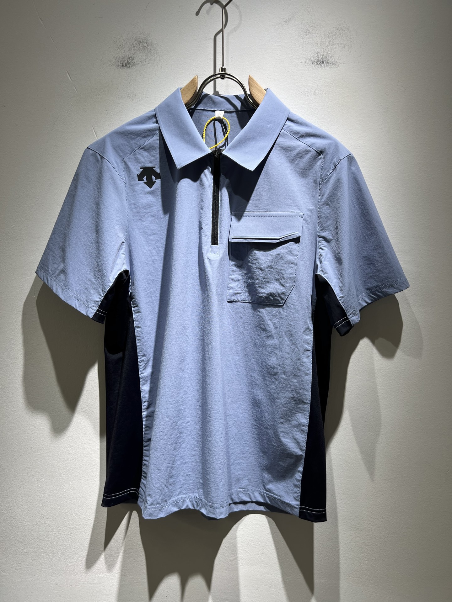 NO:430049,DESCENTE 2025 spring and summer new men and women's casual short-sleeved sleeves, a professional sports brand since 1935. For more than 80 years, it has always adhered to the 'Design That Moves' with the spirit of design-driven sports, integrating innovative technology with design aesthetics, and creating high-quality sports equipment in multiple professional fields such as skiing, golf, and triathlon!  The latest design elements of the brand!  In addition to being quite accomplished in style design, the most obvious or most expert should be to have deeper and unique insights and attainments in fabrics. Through continuous structural research and problem-solving, and characterized by unique research on fabrics, these alone are enough to support it to become the first new logo brand image in the clothing manufacturing industry. This model is made of quick-drying fabric!  Through precision, the hand feels smooth and soft, and both has natural beauty and comfort. The large body style is cut cleanly and cleanly, and the fabric shows a different hazy structural beauty. It is made of exclusive mold customization. The fabric and its technology test the workers, can be smooth and smooth without wrinkles!  Glue-pressing design for body logo pattern!  It really tests the handmade work of every master!  It makes the overall clean and neat, without leaving any thread. Now the neutrality that pursues life is more refined in life!  Size M-4XL, T-shirt,alexander wang19860909迪桑特DESCENTE 2025春夏新款男女同款休闲短袖,自1935年荣耀至今的专业运动品牌.80余年来,始终坚持“Design That Moves” 以设计驱动运动的精神,将创新科技与设计美学相融合,在滑雪、高尔夫、铁人三项等多个专业领域,打造高品质的运动装备！品牌最新设计元素！除了在款式设计上颇有造诣之外,最明显或者说最为拿手的,应该就是在面料上的拥有更深独特见解跟造诣了.通过不断地结构研究和问题处理,在以面料独特研究为特征,仅凭这些就已经足以支撑其成为服装制造行业中,首屈可数的新标志品牌形象.此款采用速干面料材质！通过精工手感细滑柔软,同时兼具自然美感跟舒适度.大身上版型裁剪简洁干净,面料上显现出了不一样朦胧的结构性美感来.独家开模定制而成,面料及其考验工人的技术,能做到平整服帖又不起皱！衣身logo图案压胶设计！真的是很考验每位师傅的手工制作！使得整体干净利索,不留一丝线头.现在对于生活有所追求的中性也在生活中更为精致！尺码M-4XL,,T-shirt,alexander wang,Men's clothing