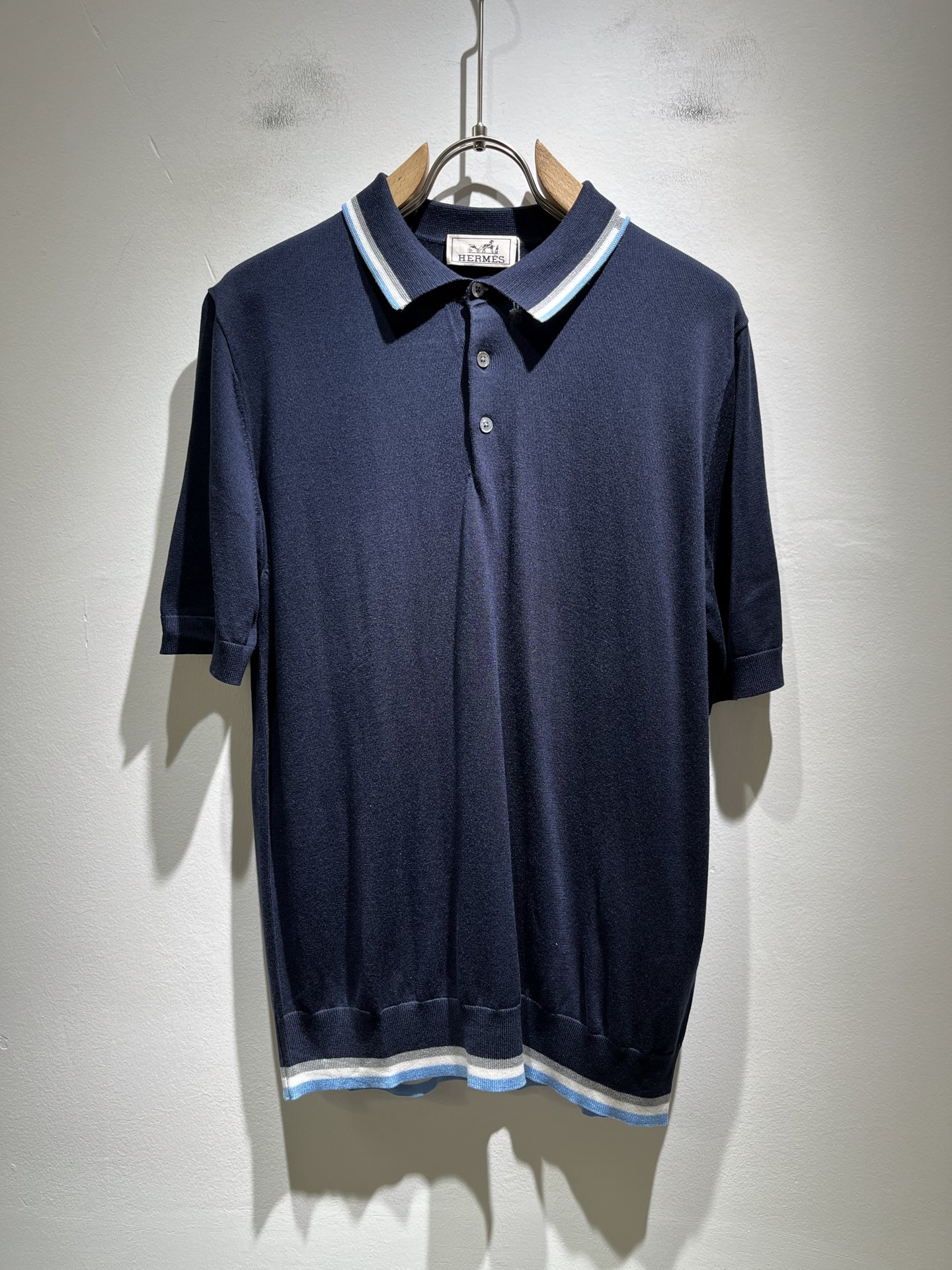 NO:430034,Her*mes 2025 spring and summer new men's lapel short-sleeved T-shirt, a newly upgraded versatile basic style, low-key and luxurious, and a choice of character!  Selected high-quality and selected Yilite to create a hygroscopic, comfortable and breathable, enjoy a light and relaxed and comfortable wearing experience, with super vertical performance, meticulous craftsmanship, extremely recognizable, showing the classic and perfect pattern design of the brand new brand, precise and accurate in cutting. Simple and atmospheric style, and can show fashionable charm in daily leisure life. Size M-3XL, T-shirt,tees, t-shirt, alexander wang19860909Her*mes爱*仕2025春夏新款男士翻领短袖T恤,全新升级百搭基础款,低调奢华,品格之选！甄选优质精选伊力特打造而成,吸湿性好,舒适透气,享受轻薄轻松自在的穿着体验,有着超强的垂直性能,工艺细致,辨识度极高,展现全新品牌经典完美版型设计,在裁剪上精准到位.简约大气风格,又能在日常休闲生活中展现时尚魅力.尺码M-3XL,,T-shirt,tees，t-shirt,alexander wang,Men's clothing