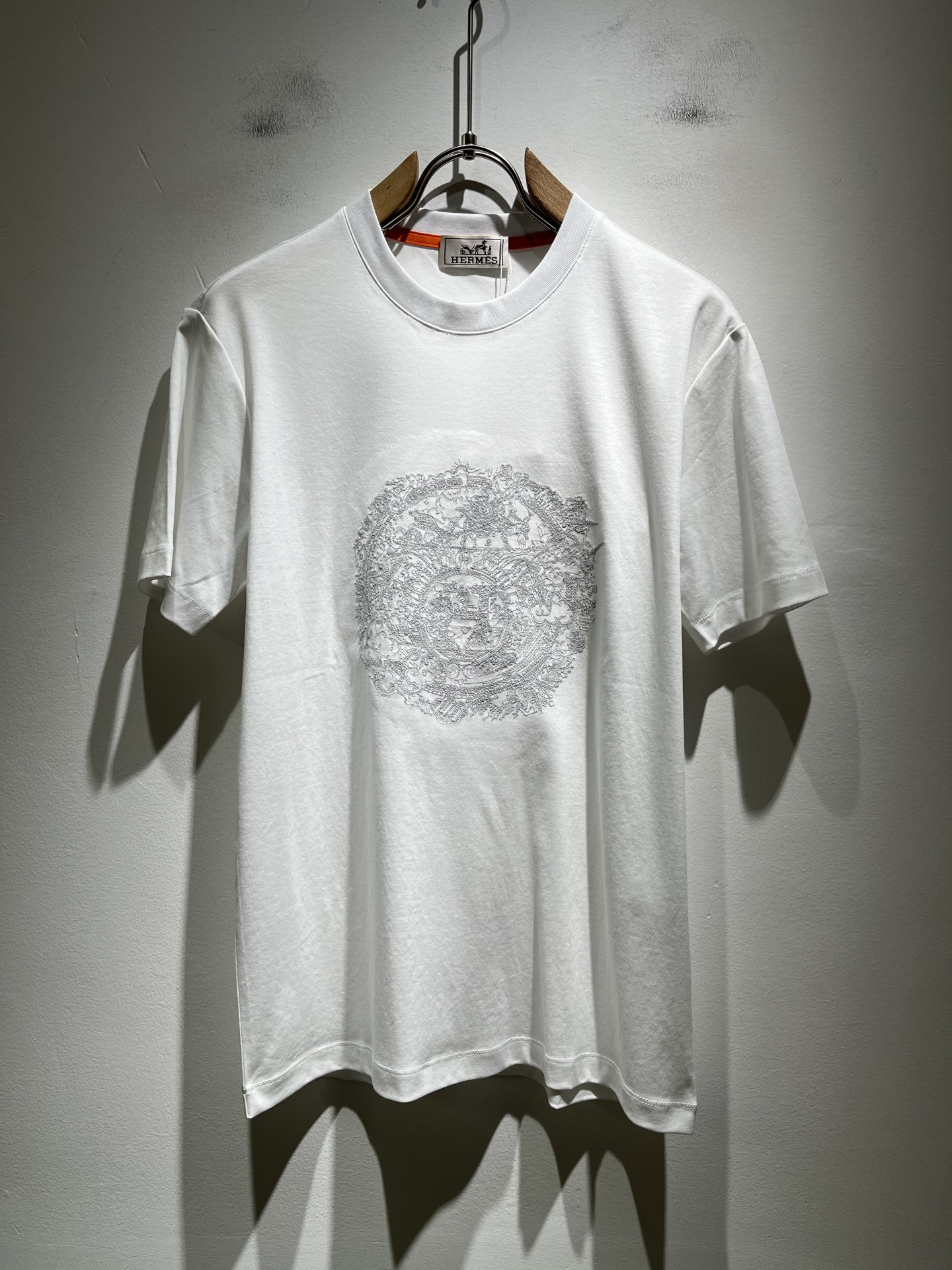 NO:430023,Her*mes 2025 spring and summer new men's short-sleeved T-shirt, a brand-new upgraded versatile basic style, low-key and luxurious, and a choice of character!  Select high-quality and selected pure cotton fabrics!  Created, enjoy a relaxed and comfortable wearing experience, with super vertical performance, and has a strong sense of art. The iconic logo embroidery craftsmanship is designed with meticulous craftsmanship and high recognition, showing the new brand micro-label culture!  Classic perfect layout design, precise and in place for cutting. Simple and atmospheric style, and can show fashionable charm in daily leisure life. Size M-3XL, T-shirt,tees, t-shirt,alexander wang19860909Her*mes爱*仕2025春夏新款男士短袖T恤,全新升级百搭基础款,低调奢华,品格之选！甄选优质精选纯棉面料！打造而成,享受轻松自在的穿着体验,有着超强的垂直性能 艺术感极强标志性logo刺绣工艺设计,工艺细致,辨识度极高,展现全新品牌微标文化！经典完美版型设计,在裁剪上精准到位.简约大气风格,又能在日常休闲生活中展现时尚魅力.尺码M-3XL,,T-shirt,tees，t-shirt,alexander wang,Men's clothing