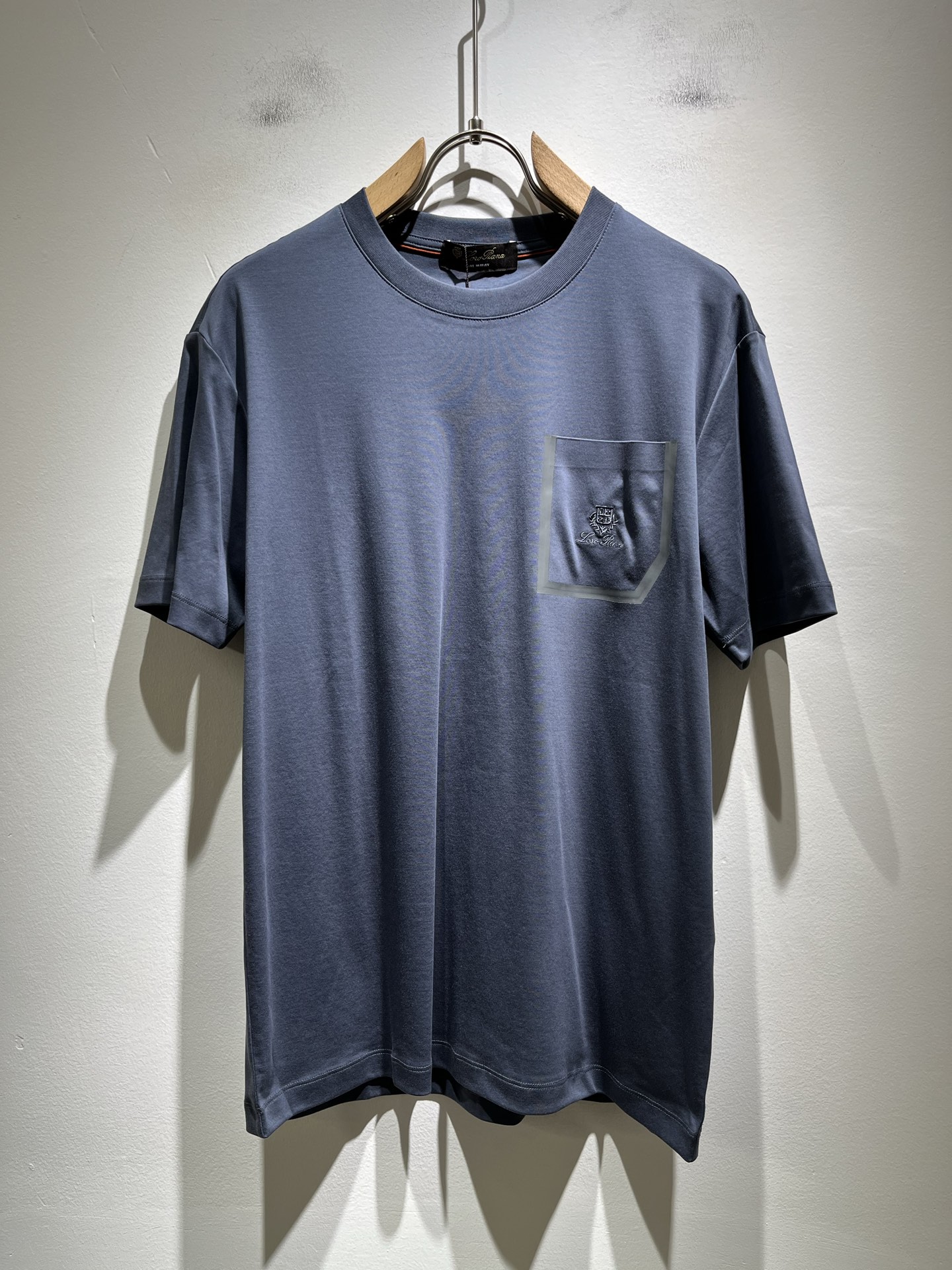 NO:432837,Loro Piana Nuoyou Pianya The latest trade order short-sleeved T-shirt for men in spring and summer 2025, full quality!  !  The upper body is comfortable and breathable, not stiff, and the overall body has a rich three-dimensional feeling, quality export orders, and chest logo pattern embroidery design!  Customized exclusive pure cotton fabric tailoring to meet the simple needs of commuters for dressing. The upper body is very effective, it looks slim and does not picky about the figure. The fabric workmanship is impeccable. Only good craftsmanship and good fabrics can make you feel good. It is a must-have item for everyone!  Size M-3XL, loro piana, T-shirt,tees, t-shirt,alexander wang19860909Loro Piana诺悠翩雅 2025春夏男士最新的贸易订单短袖T恤,全品相！！上身舒适透气,不僵硬,整体有着丰富的立体感,品质出口订单,胸前logo图案刺绣设计！定制专属纯棉面料剪裁,满足通勤人们对于着装的简约需求,上身效果很好,显瘦,不挑剔身材.面料做工....无可挑剔,好工艺好面料才能穿出好品味一款,人手必备单品！尺码M-3XL,,loro piana,T-shirt,tees，t-shirt,alexander wang,Men's clothing