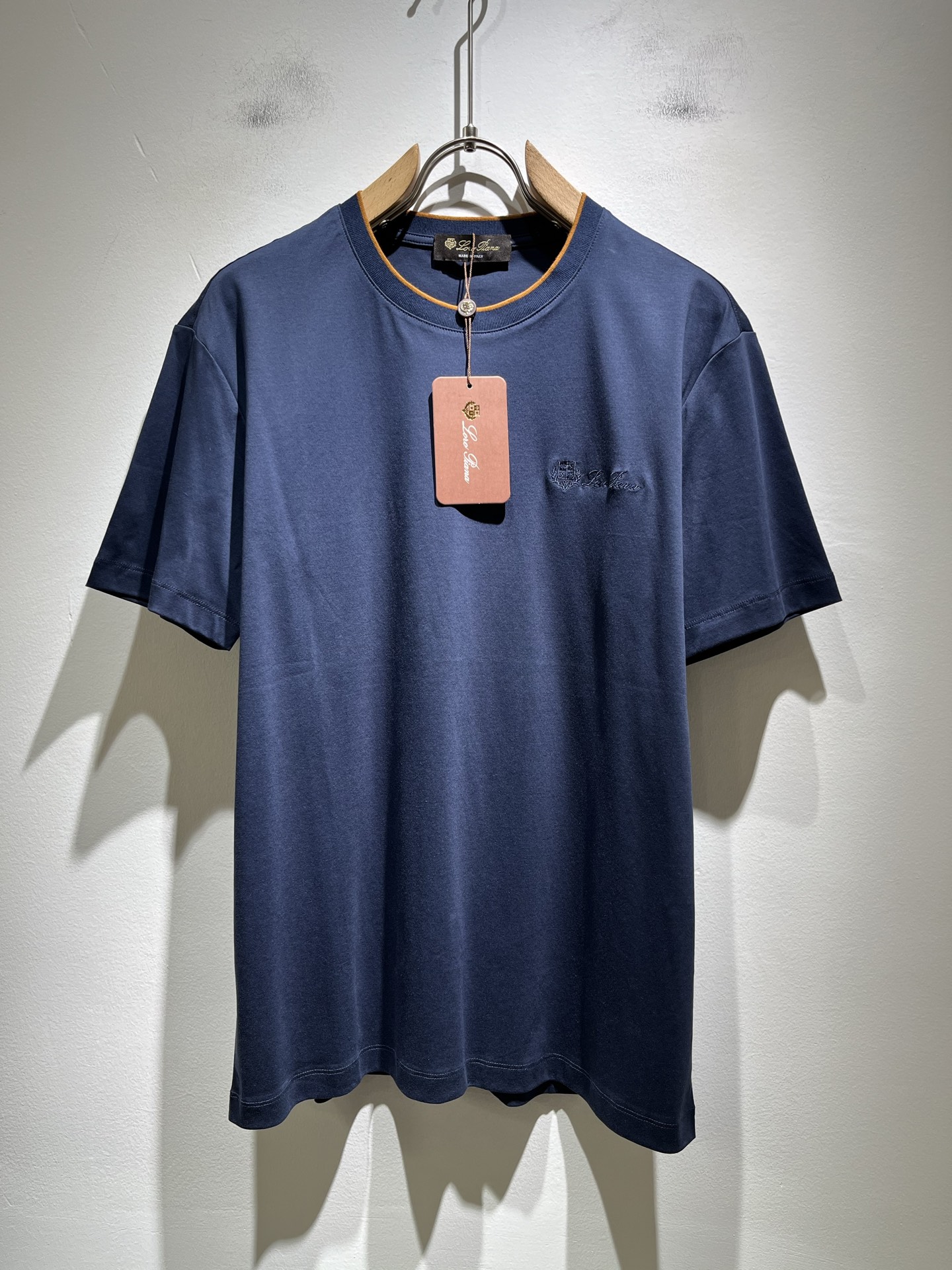 NO:430013,Loro Piana Nuoyou Pianya The latest trade order short-sleeved T-shirt for men in spring and summer 2025, full quality!  !  The upper body is comfortable and breathable, not stiff, and the overall body has a rich three-dimensional feeling, quality export orders, and chest logo pattern embroidery design!  Customized exclusive pure cotton fabric tailoring to meet the simple needs of commuters for dressing. The upper body is very effective, it looks slim and does not picky about the figure. The fabric workmanship is impeccable. Only good craftsmanship and good fabrics can make you feel good. It is a must-have item for everyone!  Size M-3XL, loro piana, T-shirt,tees, t-shirt,alexander wang19860909Loro Piana诺悠翩雅 2025春夏男士最新的贸易订单短袖T恤,全品相！！上身舒适透气,不僵硬,整体有着丰富的立体感,品质出口订单,胸前logo图案刺绣设计！定制专属纯棉面料剪裁,满足通勤人们对于着装的简约需求,上身效果很好,显瘦,不挑剔身材.面料做工....无可挑剔,好工艺好面料才能穿出好品味一款,人手必备单品！尺码M-3XL,,loro piana,T-shirt,tees，t-shirt,alexander wang,Men's clothing