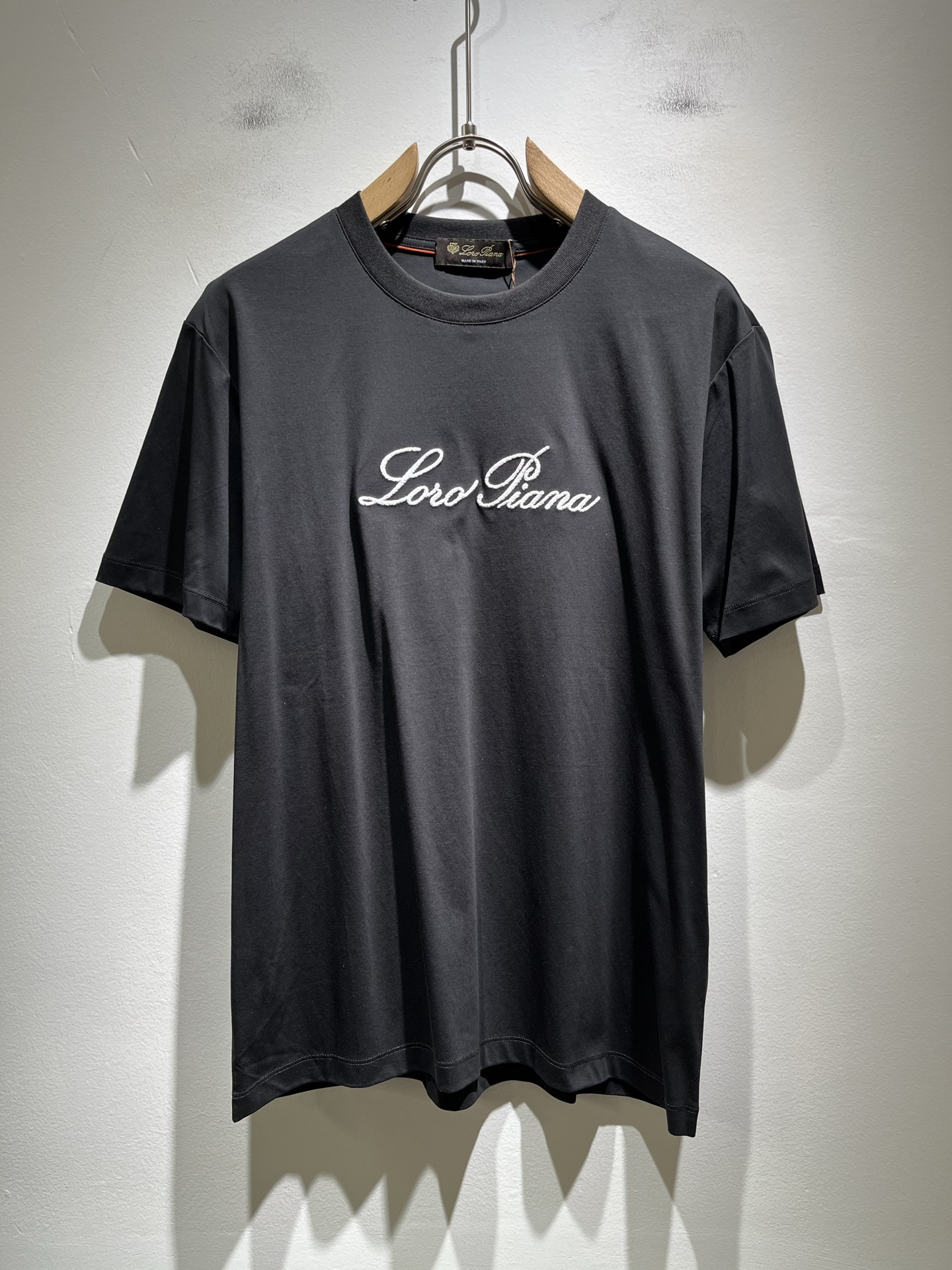 NO:429998,Loro Piana Nuoyou Pianya The latest trade order short-sleeved T-shirt for men in spring and summer 2025, full quality!  !  The upper body is comfortable and breathable, not stiff, and the overall body has a rich three-dimensional feeling, quality export orders, and chest logo pattern embroidery design!  Customized exclusive pure cotton fabric tailoring to meet the simple needs of commuters for dressing. The upper body is very effective, it looks slim and does not picky about the figure. The fabric workmanship is impeccable. Only good craftsmanship and good fabrics can make you feel good. It is a must-have item for everyone!  Size M-3XL, loro piana, T-shirt,tees, t-shirt,alexander wang19860909Loro Piana诺悠翩雅 2025春夏男士最新的贸易订单短袖T恤,全品相！！上身舒适透气,不僵硬,整体有着丰富的立体感,品质出口订单,胸前logo图案刺绣设计！定制专属纯棉面料剪裁,满足通勤人们对于着装的简约需求,上身效果很好,显瘦,不挑剔身材.面料做工....无可挑剔,好工艺好面料才能穿出好品味一款,人手必备单品！尺码M-3XL,,loro piana,T-shirt,tees，t-shirt,alexander wang,Men's clothing