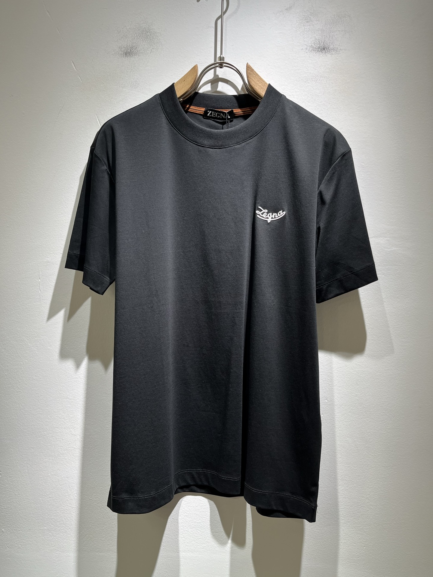 NO:430039,Ermenegildo Zeg*aJia 2025 spring and summer new products for men's short-sleeved casual short-sleeved T-shirt, foreign trade company orders!  It is one of the classic exclusive fabrics of Zenia!  Customized original cotton fabric!  Embroidery design on chest logo pattern!  The texture is warm, the touch is soft and delicate, but the shape is straight and stylish!  Details, luxury, perfect interpretation of high-quality quality. Size M-3XL, zegna, T-shirt,tees, t-shirt,alexander wang19860909Ermenegildo Zeg*a杰*亚 2025春夏新品男士短袖休闲短袖T恤,外贸公司订单！是杰尼亚经典的专有织物之一！ 定制原版纯棉面料！胸前logo图案刺绣设计！质地保暖,触感又柔软细腻、但型态又笔挺有型！ 细节、奢华极致… 完美演绎高品质品相.尺码M-3XL,,zegna,T-shirt,tees，t-shirt,alexander wang,Men's clothing