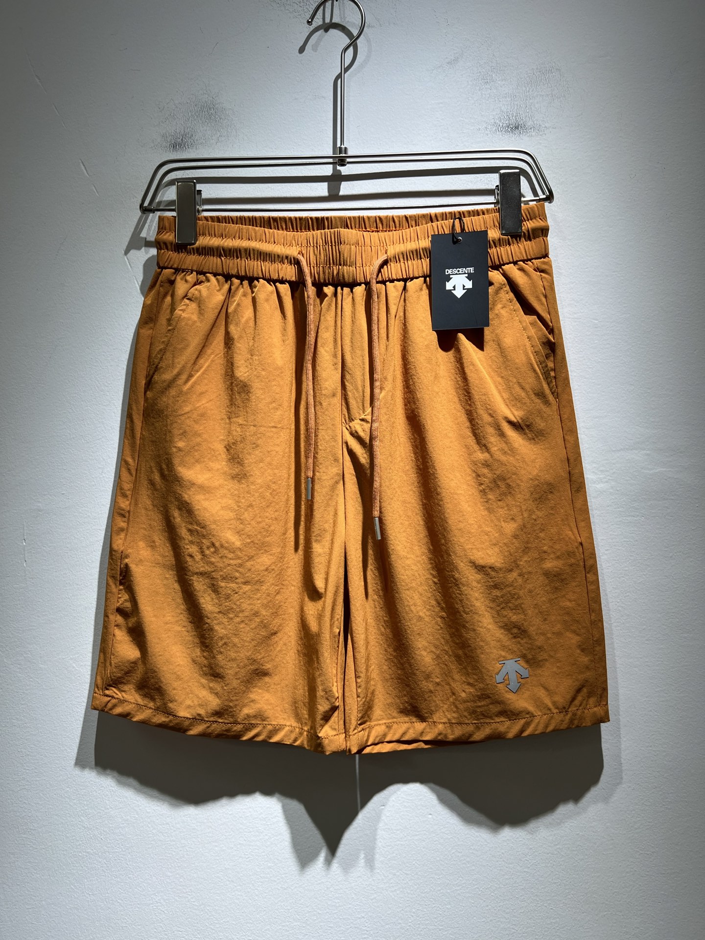 NO:471229,DESCENTE, a new spring and summer casual shorts 2025, a professional sports brand since 1935. For more than 80 years, it has always adhered to the 'Design That Moves' with the spirit of design-driven sports, integrating innovative technology with design aesthetics, and creating high-quality sports equipment in multiple professional fields such as skiing, golf, and triathlon!  The latest design elements of the brand!  Neither monotonous nor complicated, it shows taste just right!  Customer-supplied top-level logo pressing design!  Customized original polyester fabric!  Comfortable and breathable are no problem at all. The unique high luxury of the fabric presents a simple and elegant temperament!  Full three-dimensional! Standard cutting design!  Every detail is a synchronized with high-end fashion. Size: M-2XL, shorts, alexander wang19860909迪桑特DESCENTE,2025春夏新款休闲短裤,自1935年荣耀至今的专业运动品牌.80余年来,始终坚持“Design That Moves” 以设计驱动运动的精神,将创新科技与设计美学相融合,在滑雪、高尔夫、铁人三项等多个专业领域,打造高品质的运动装备！品牌最新设计元素！既不单调也不复杂,恰到好处的展现品味！客供顶级logo压胶设计！定制原版聚酯纤维面料！舒适透气根本不在话下,面料独具的高奢感呈现简约优雅气质！饱满立体!标准裁剪设计！每一处细节都是与高端时尚同步的体现.尺码:M-2XL,,shorts,alexander wang,Men's clothing