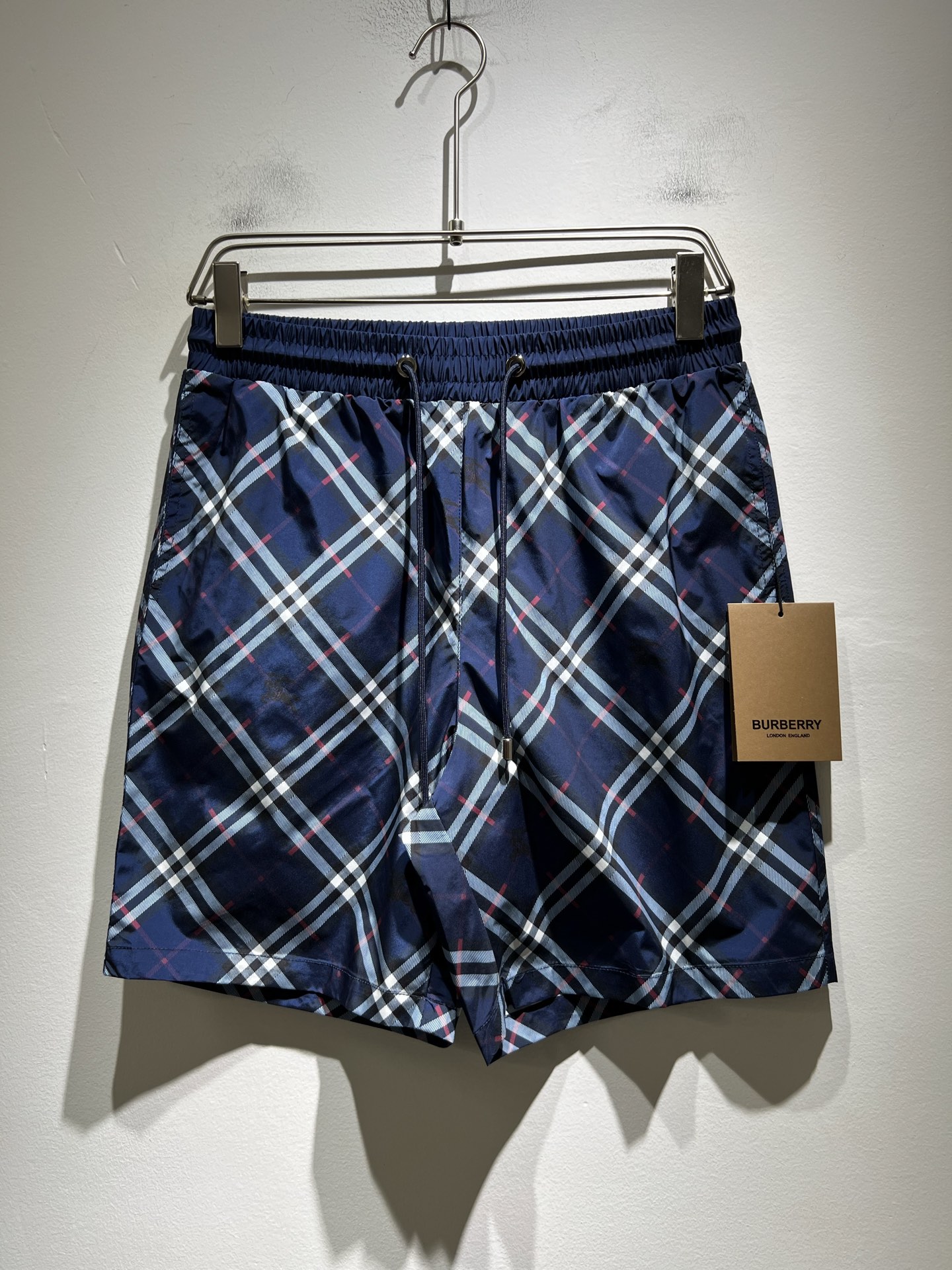 NO:429989,BURBER*Y Ba*li 2025 spring and summer new casual versatile men and women's same casual shorts!  Trading companies have sparse channels and are released on the official website at the same time!  Plaid logo pattern design!  This T-shirt is made of imported polyester fiber material. The materials used by B are still unscrupulous. It is very suitable for wearing in summer. It is skin-friendly and breathable, giving you the most comfortable and comfortable wearing experience!  Very textured and breathable, with a loose basic style cut, perfect for daily casual wear, so hurry up and buy it!  Size M-3XL, Burberry, shorts, tees, t-shirt, alexander wang19860909BURBER*Y巴*莉 2025春夏新款休闲百搭男女同款休闲短裤！贸易公司渠道稀出,同步官网发售！格子标识图案设计！此款T恤衫甄选客供进口聚酯纤维材质制作而成,B家的用料上依然是无法挑剔的,非常适合夏日里穿着,亲肤透气、给你最极致舒爽的穿着体验！ 非常有质感透气,基础宽松版型裁剪,日常休闲着穿的完美之选,还不赶紧入手！尺码M-3XL,,burberry,shorts,tees，t-shirt,alexander wang,Men's clothing