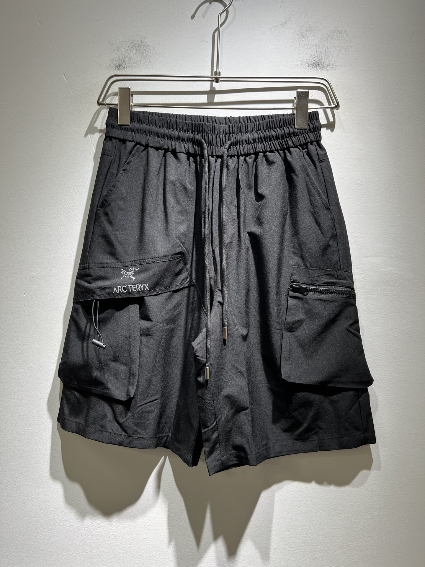 NO:429983,ARCTER*X Original Archaeological Bird 2025 spring and summer new casual sports style casual shorts, outdoor brands may first think of Canadian goose and Archaeological Bird. It gives people a feeling of trying out the label!  In addition to having great attainments in style design, the most obvious or best-known one should be to have deeper and unique insights and attainments in fabrics. Through continuous structural research and problem-solving, the trouser leg printing logo pattern design!  With unique research on fabrics, these alone are enough to support it to become the first new logo brand image in the clothing manufacturing industry. This model uses a fine blended fabric, which feels smooth and soft, and has both natural beauty and comfort. The large body style is cut cleanly and clean, and the fabric shows a different hazy structural beauty. It is made of exclusive mold customization. The fabric and its technology tests workers, can be smooth and smooth without wrinkles. The trouser legs are simple printed logo pattern design!  It really tests the handmade work of every master!  Make the overall clean and neat, without leaving a trace of thread. Nowadays, men who pursue life are more refined in life, size M-3XL, arc'teryx, shorts, alexander wang19860909ARCTER*X始*祖鸟 2025春夏新款休闲运动风格休闲短裤裤,户外品牌可能大家第一想到的就是加拿大鹅、始祖鸟.给人一种标签试的感觉！除了在款式设计上颇有造诣之外,最明显或者说最为拿手的,应该就是在面料上的拥有更深独特见解跟造诣了.通过不断地结构研究和问题处理,裤腿印花logo图案设计！在以面料独特研究为特征,仅凭这些就已经足以支撑其成为服装制造行业中,首屈可数的新标志品牌形象.此款采用精工混纺面料,手感细滑柔软,同时兼具自然美感跟舒适度.大身上版型裁剪简洁干净,面料上显现出了不一样朦胧的结构性美感来.独家开模定制而成,面料及其考验工人的技术,能做到平整服帖又不起皱,裤腿简单印花logo图案设计！真的是很考验每位师傅的手工制作！使得整体干净利索,不留一丝线头.现在对于生活有所追求的男性也在生活中更为精致,尺码M-3XL,arc'teryx,shorts,alexander wang,Men's clothing