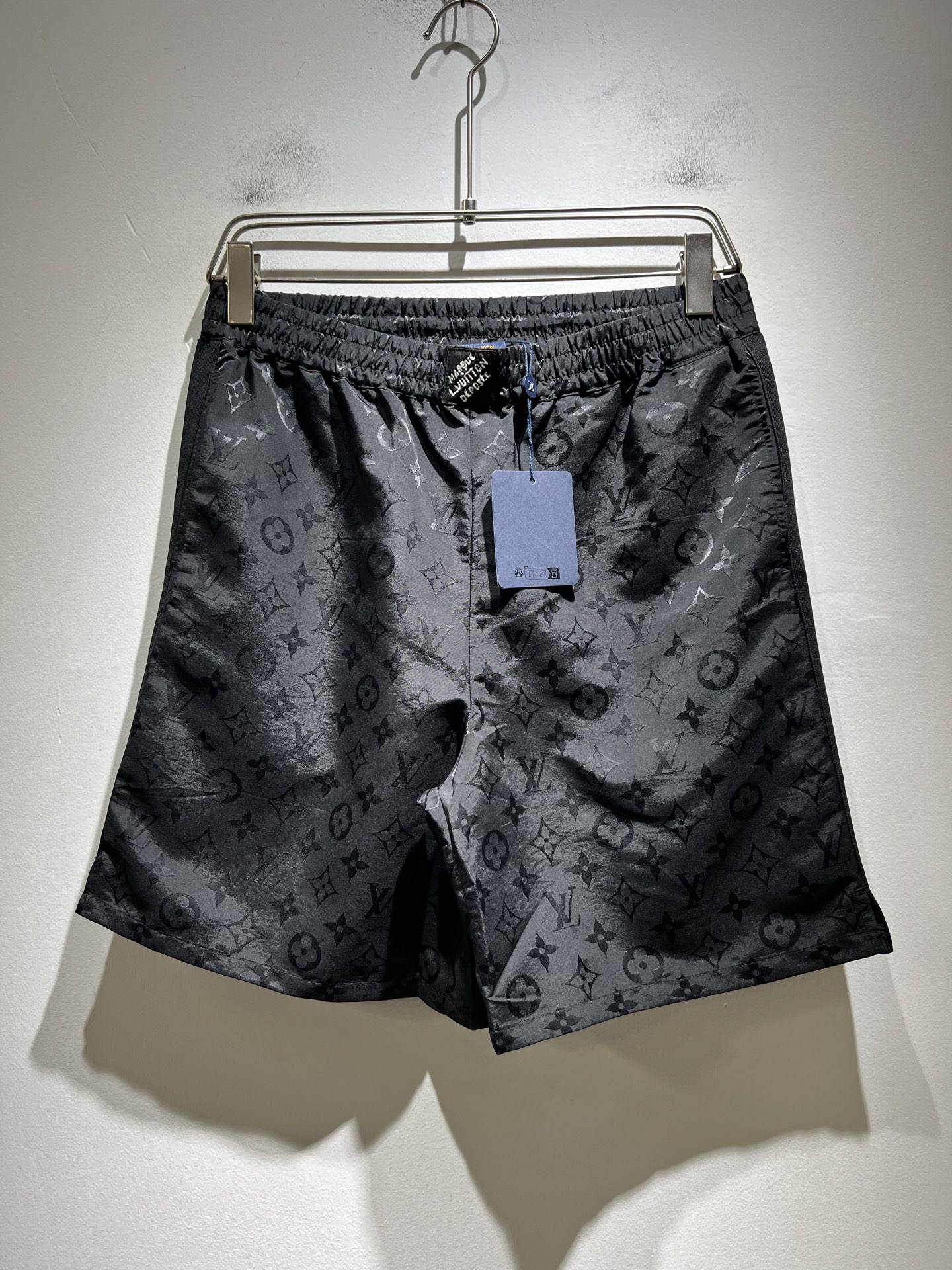 NO:429993,Louis Vuit*on 2025 spring and summer new light luxury Monogram three-dimensional jacquard craftsman and women's casual shorts, all fashionable when worn outside at home!  The new high-end Louis family, the details are always flawless, and creative designs are endless. If you don’t buy a few Louis items this spring and summer, you can’t be considered a fashion expert. Monogram pattern printing patterns are unparalleled, interpreting Louis’s iconic elements, and they are something that everyone loves. The top blended combed cotton creates three-dimensional sense!  Super soft and tough, and breathable. It comes from world-class trade-level OEM channels, with extremely rare quantity and no help after selling out. The 'Dou Brand' produces preschool items every year, with concave and convex three-dimensional logo pattern design!  It presents an extraordinary texture, clean and neat. This is the Louis family's unique skill and the latest craftsmanship this season. The degree of meticulousness has reached the top, and the loose three-dimensional tailoring design is unique. It is a fusion of luxury and fashion!  Size: S-XL, louis vuitton, louis vuitton, louis vuitton, shorts, alexander wang19860909Louis Vuit*on 路易*登 2025春夏新款轻奢Monogram立体提花工艺男女同款休闲短裤,居家外穿都是时尚满满！路易家族的新高端,细节品质永远的那么完美无瑕,创意设计层出不穷.今年春夏季节没有入手几件路易你算不上时尚达人.Monogram图案印花图案无与伦比,诠释路易的标志性元素,实属人见人爱的东西.顶级混纺精梳棉打造具有立体感！超级柔软且具有韧性,透气感也是绝佳.来自世界级贸易级别的代工厂渠道,数量极其稀少售完无补.“驴牌”每年都会出的老花单品,凹凸有致的立体logo图案设计！呈现不一般的质感,干净俐落.这是路易家族的看家绝活也是本季度的最新工艺.细致化程度已经达到顶端了,宽松立体剪裁的版型设计堪称一绝.属于奢华与时尚的融合！尺码:S-XL,,louis vuitton,louis vuitton,louis vuitton,shorts,alexander wang,Men's clothing