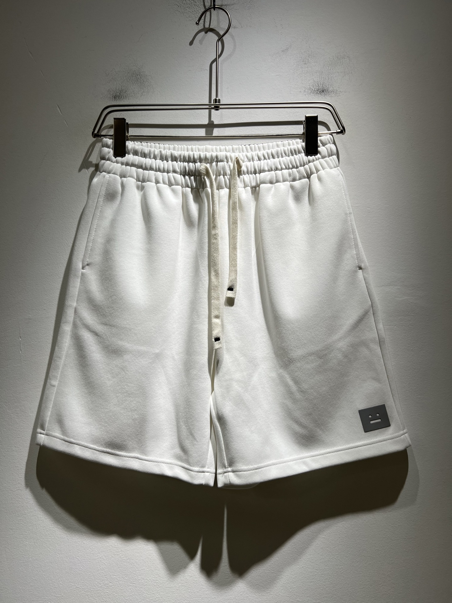 NO:430026,Acne Studio*os 2025 spring and summer new men and women's shorts are available at the same time in the counter!  Customized exclusive pure cotton fabric, customized original craft threads, design logo printing design!  Perfectly integrated with fashion and style, a top-notch fashionable style that perfectly suits the outside wear!  The overall feeling is natural!  The ultimate classic versatile short-sleeved T-shirt, the ultimate heavy industry and the ultimate perfection!  Fans who pursue high quality are please buy them by themselves, and all fans who know the goods are invited to appreciate this model together!  Size S-2XL, acne studios, shorts, T-shirt, tees, t-shirt, alexander wang19860909Acne Studi*os2025春夏新款男女同款短裤,专柜同步发售！定制专属纯棉面料,定制原版工艺螺纹,设计标识logo印花设计！完美融入时尚还有风情感一款完美符合外穿的顶尖时髦气质款！整体给人浑然天成的感觉！极致经典的百搭型短袖T恤,极致的重工极致的完美！追求高品质的粉丝们请自行抢购,诚邀所有识货的粉丝一同鉴赏此款！尺码S-2XL,,acne studios,shorts,T-shirt,tees，t-shirt,alexander wang,Men's clothing