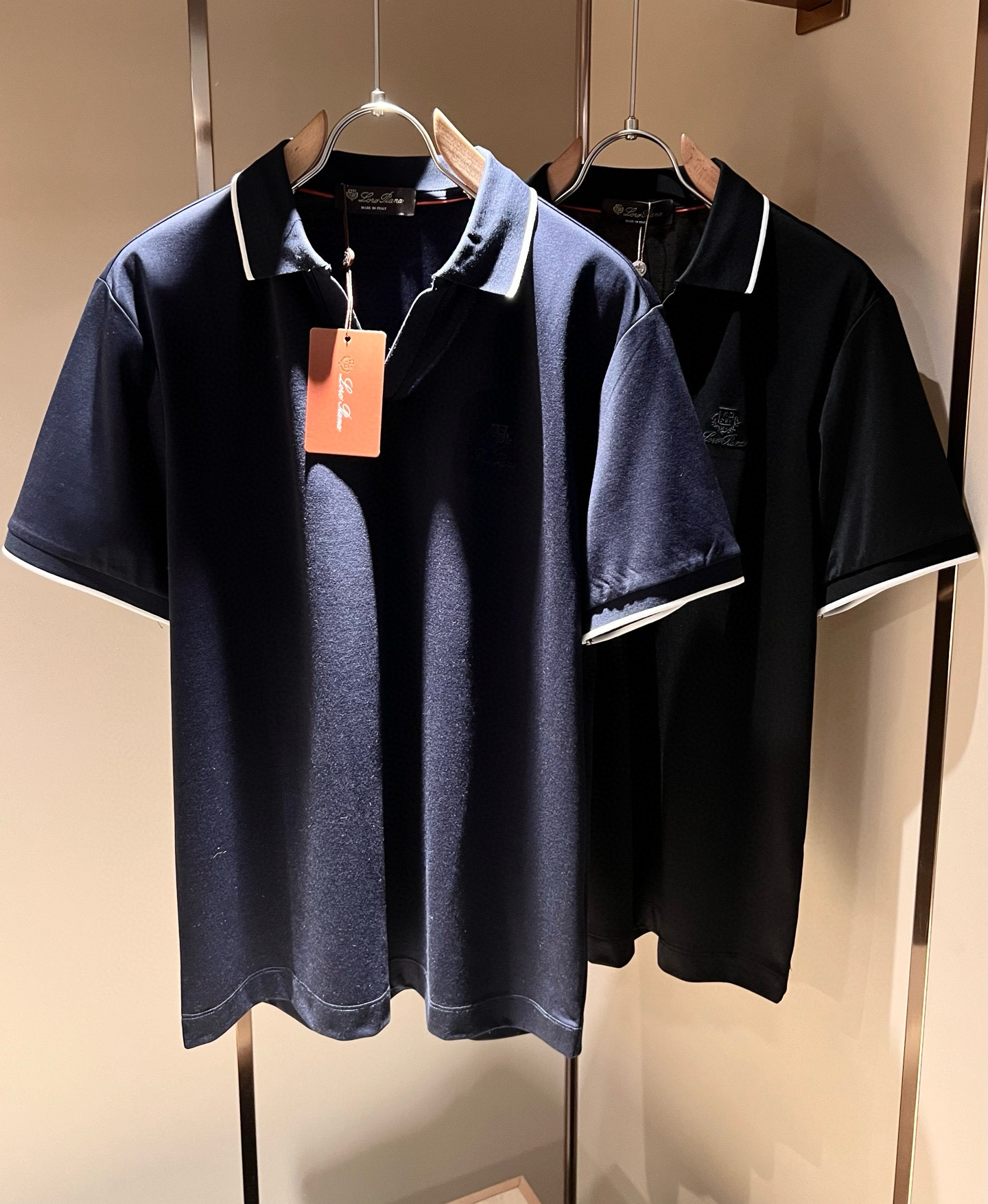 NO:430012,Loro Piana Nuoyou Pianya The latest trade order Polo shirt for men in spring and summer 2025, full quality!  !  The upper body is comfortable and breathable, not stiff, and the overall body has a rich three-dimensional feeling, quality export orders, and embroidery design of the body logo pattern!  Customized exclusive pure cotton fabric tailoring to meet the simple needs of commuters for dressing. The upper body is very effective, it looks slim and does not picky about the figure. The fabric workmanship is impeccable. Only good craftsmanship and good fabrics can make you feel good. It is a must-have item for everyone!  Size M-3XL, loro piana, alexander wang19860909Loro Piana诺悠翩雅 2025春夏男士最新的贸易订单Polo衫,全品相！！上身舒适透气,不僵硬,整体有着丰富的立体感,品质出口订单,衣身logo图案刺绣设计！定制专属纯棉面料剪裁,满足通勤人们对于着装的简约需求,上身效果很好,显瘦,不挑剔身材.面料做工....无可挑剔,好工艺好面料才能穿出好品味一款,人手必备单品！尺码M-3XL,,loro piana,alexander wang,Men's clothing